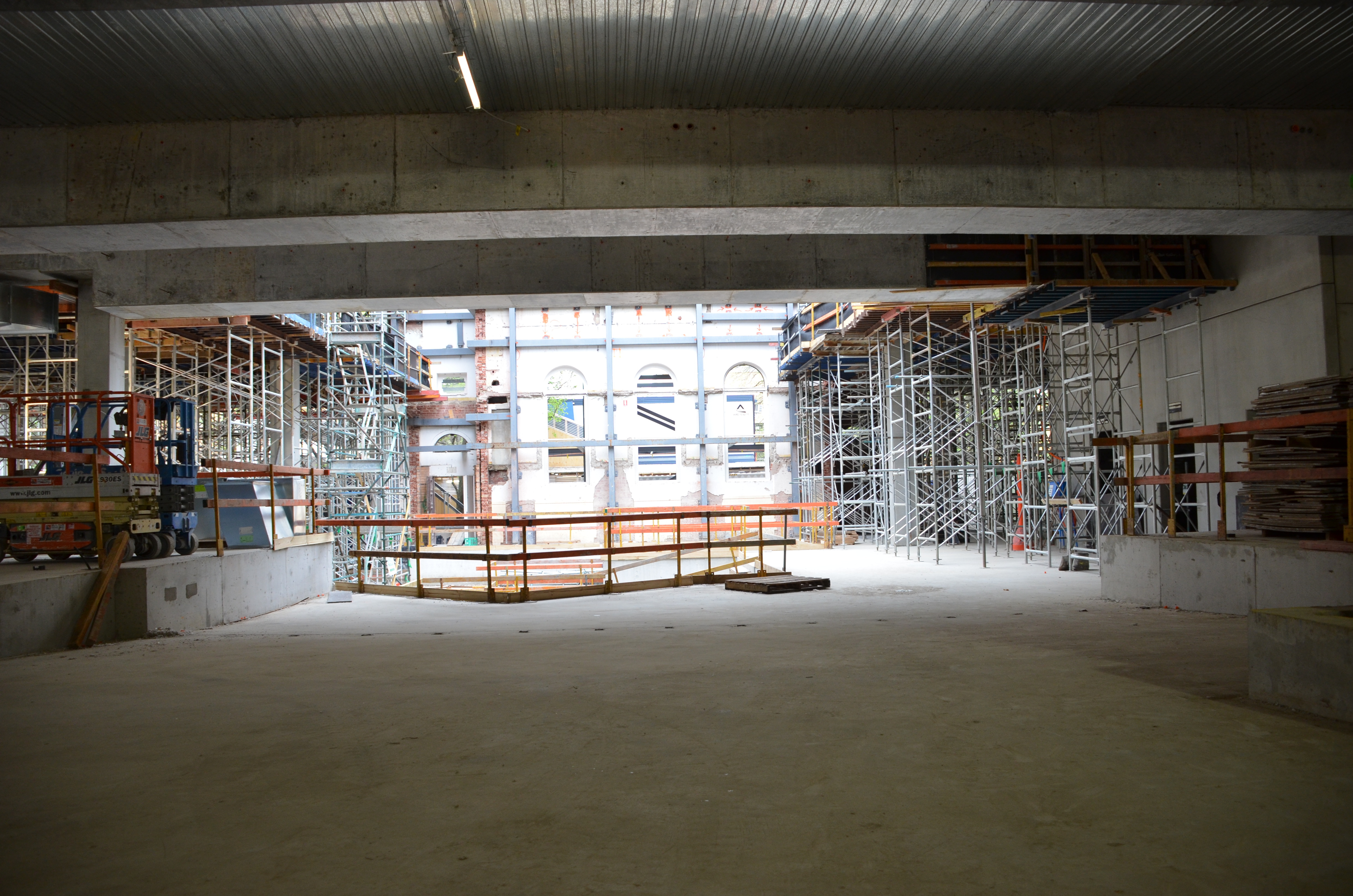 https://archive.abp.unimelb.edu.au/objects/images/Construction/Images/Concrete suspended slabs and beams/Levels 1-5 & formwork/DSC_2643.JPG