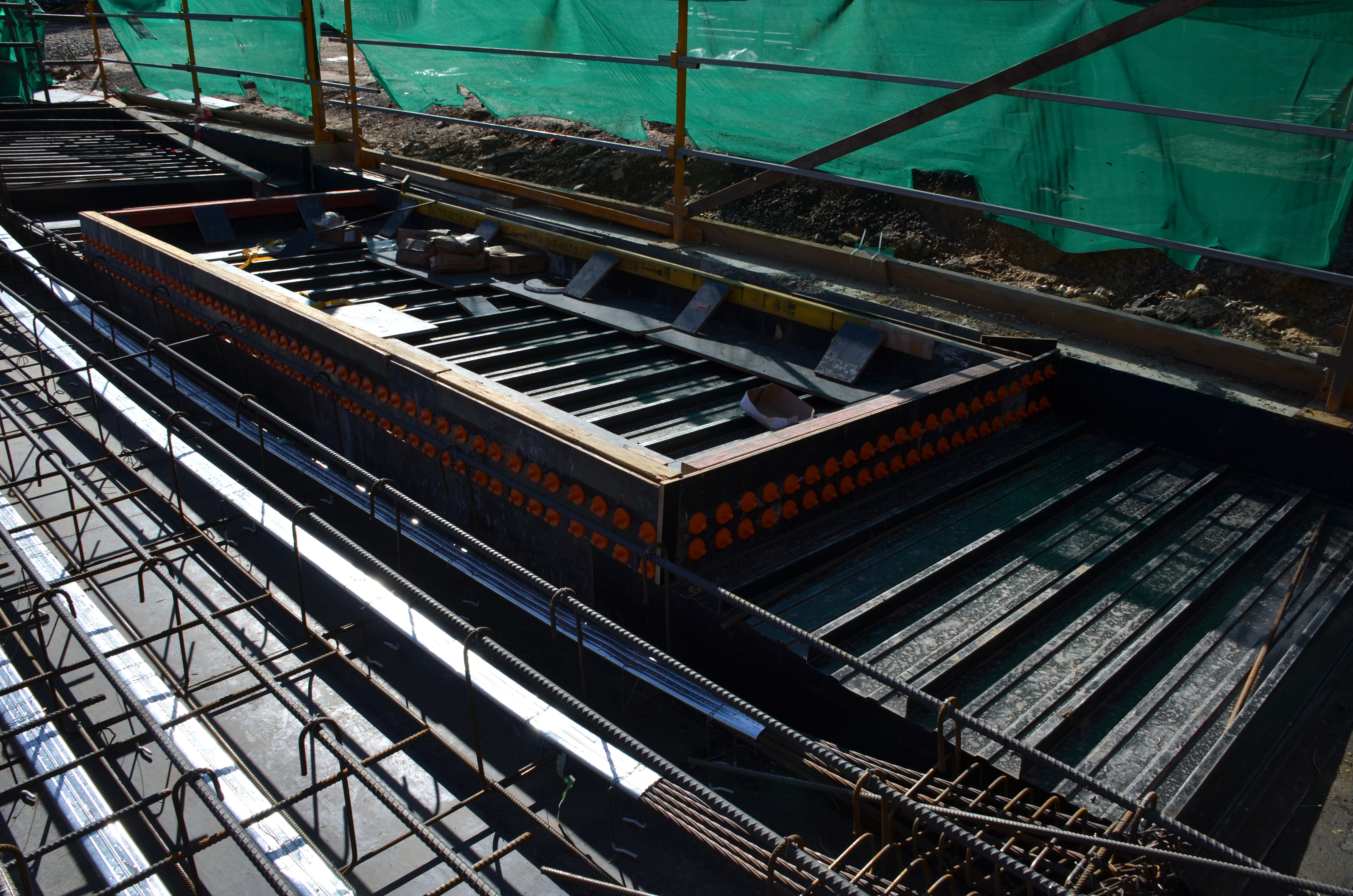 https://archive.abp.unimelb.edu.au/objects/images/Construction/Images/Concrete suspended slabs and beams/Ground level & formwork/DSC_1164.JPG