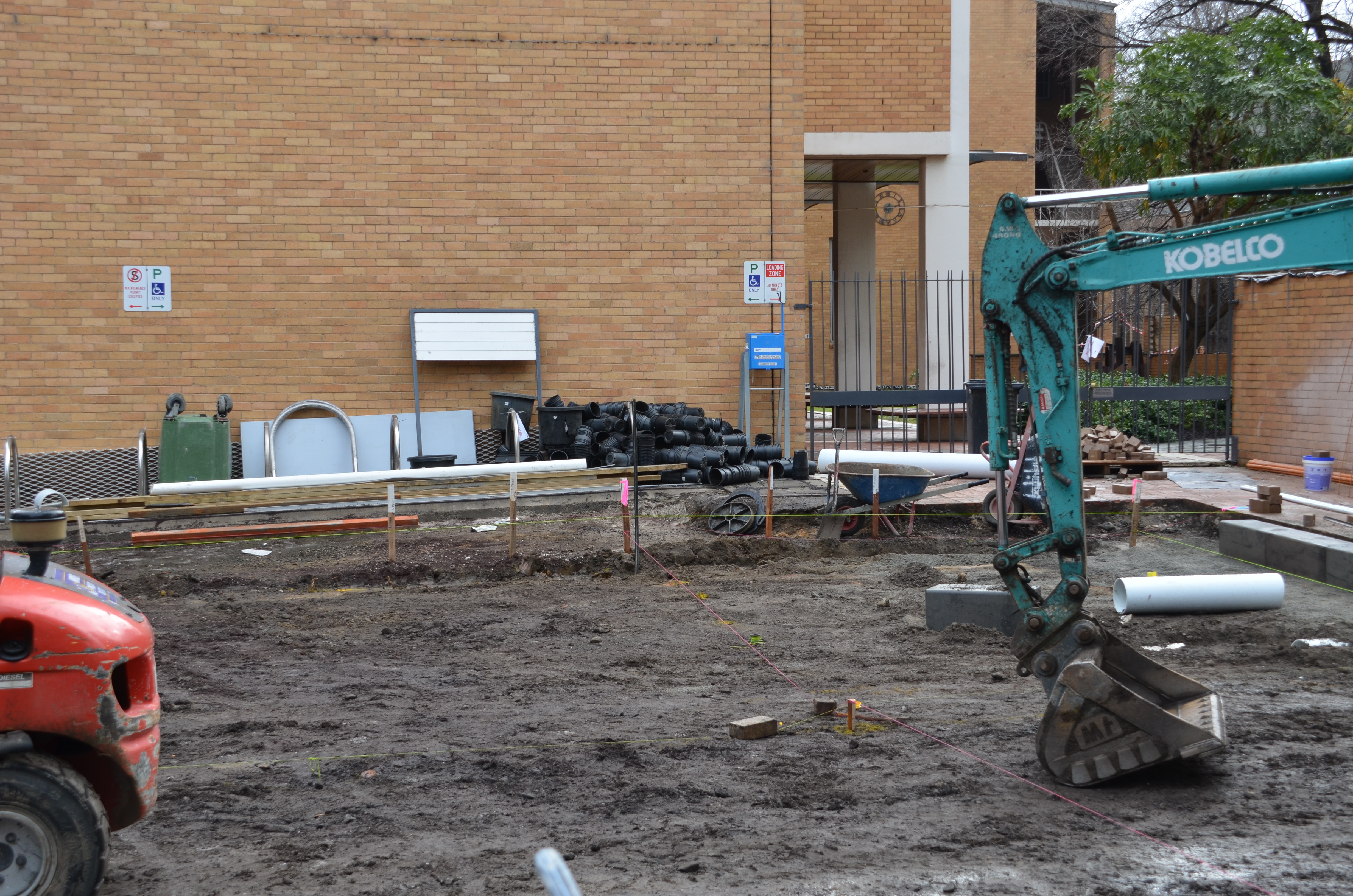 https://archive.abp.unimelb.edu.au/objects/images/Construction/Images/External Works/Bluestone kerbing/DSC_9829.JPG