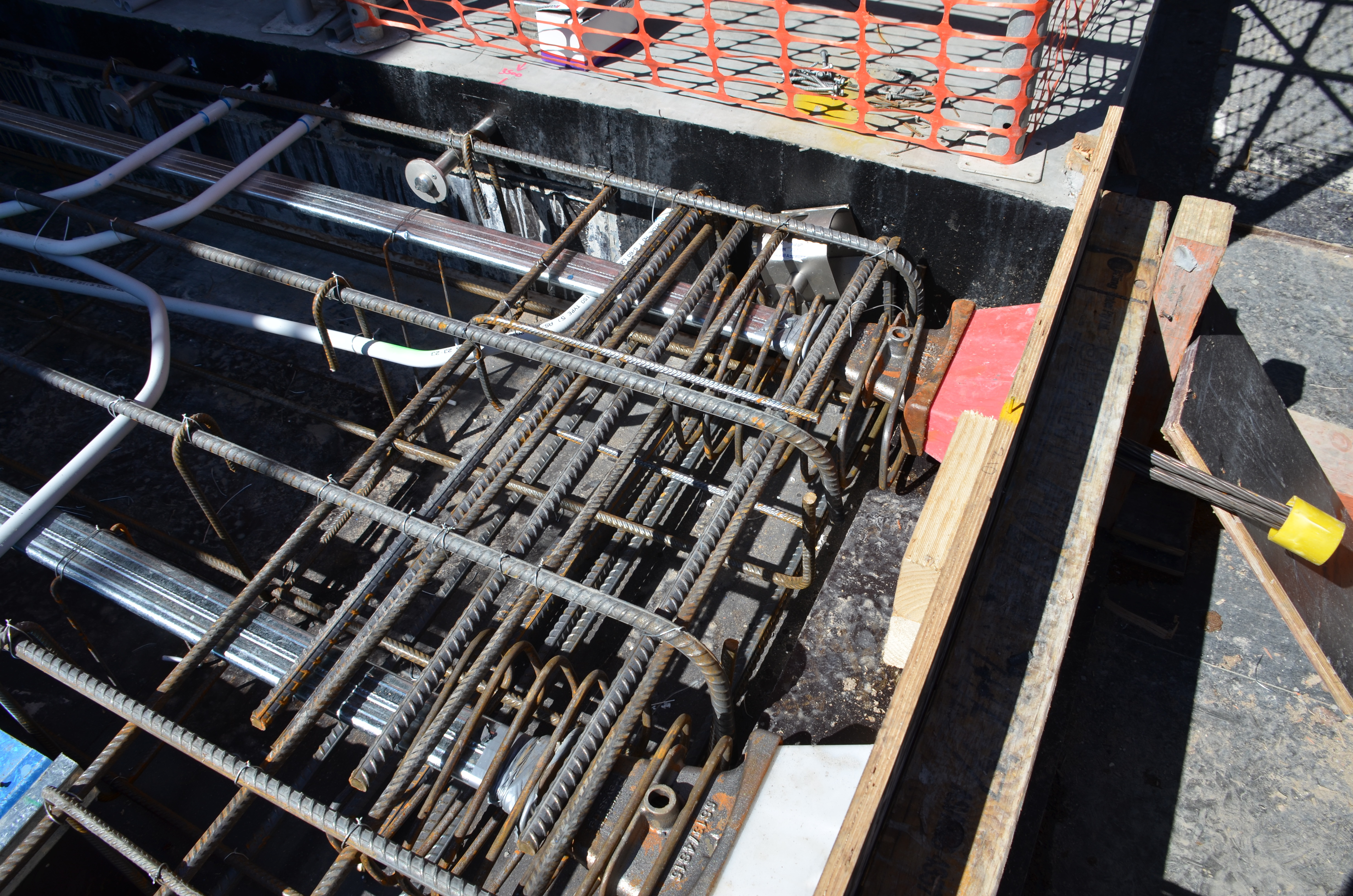 https://archive.abp.unimelb.edu.au/objects/images/Construction/Images/Concrete suspended slabs and beams/Post-tensioned beams & slabs/DSC_2550.JPG