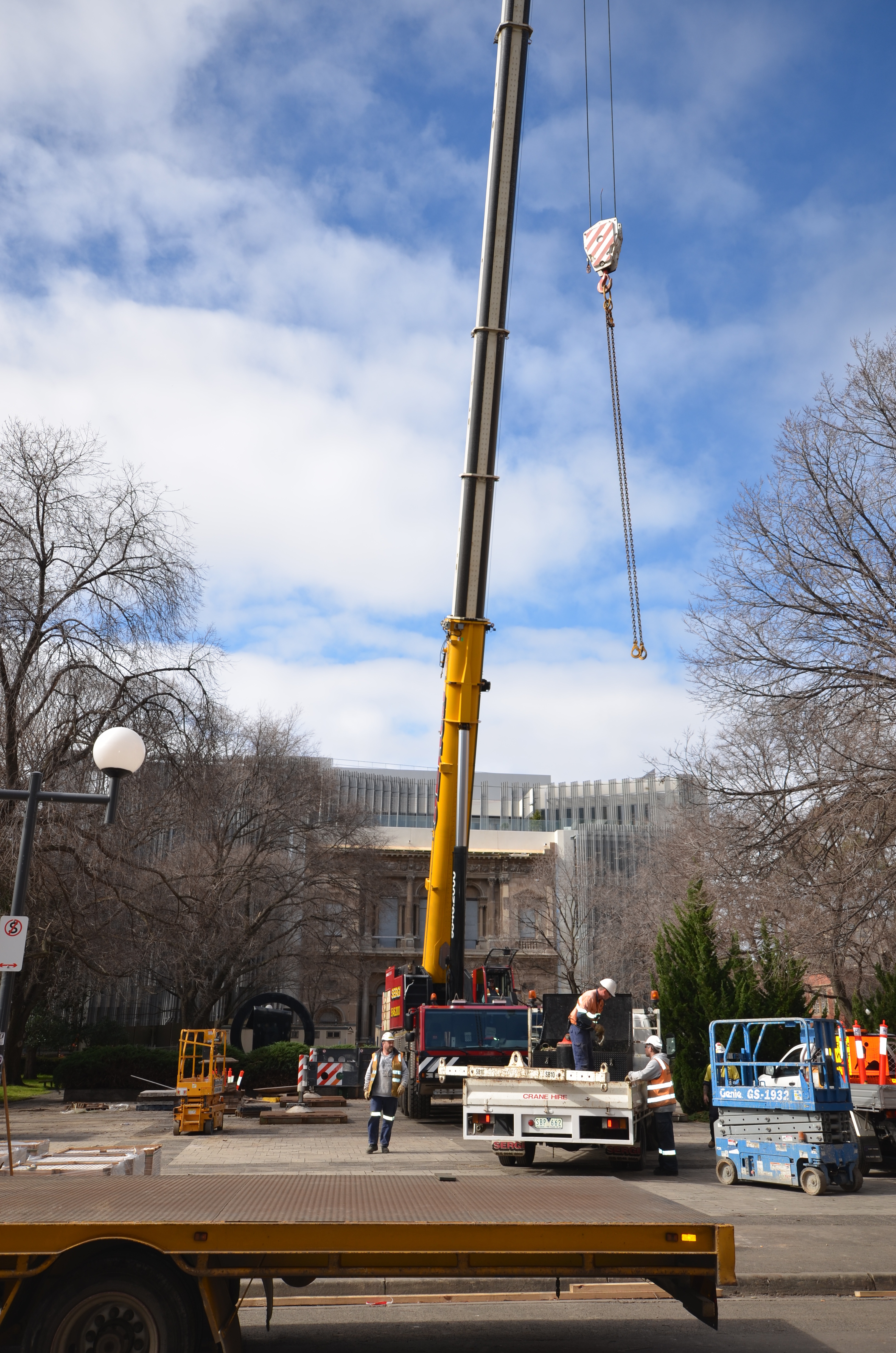 https://archive.abp.unimelb.edu.au/objects/images/Construction/Images/Site facilities/Additional site sheds & fences/Shed removal/DSD_0015.JPG