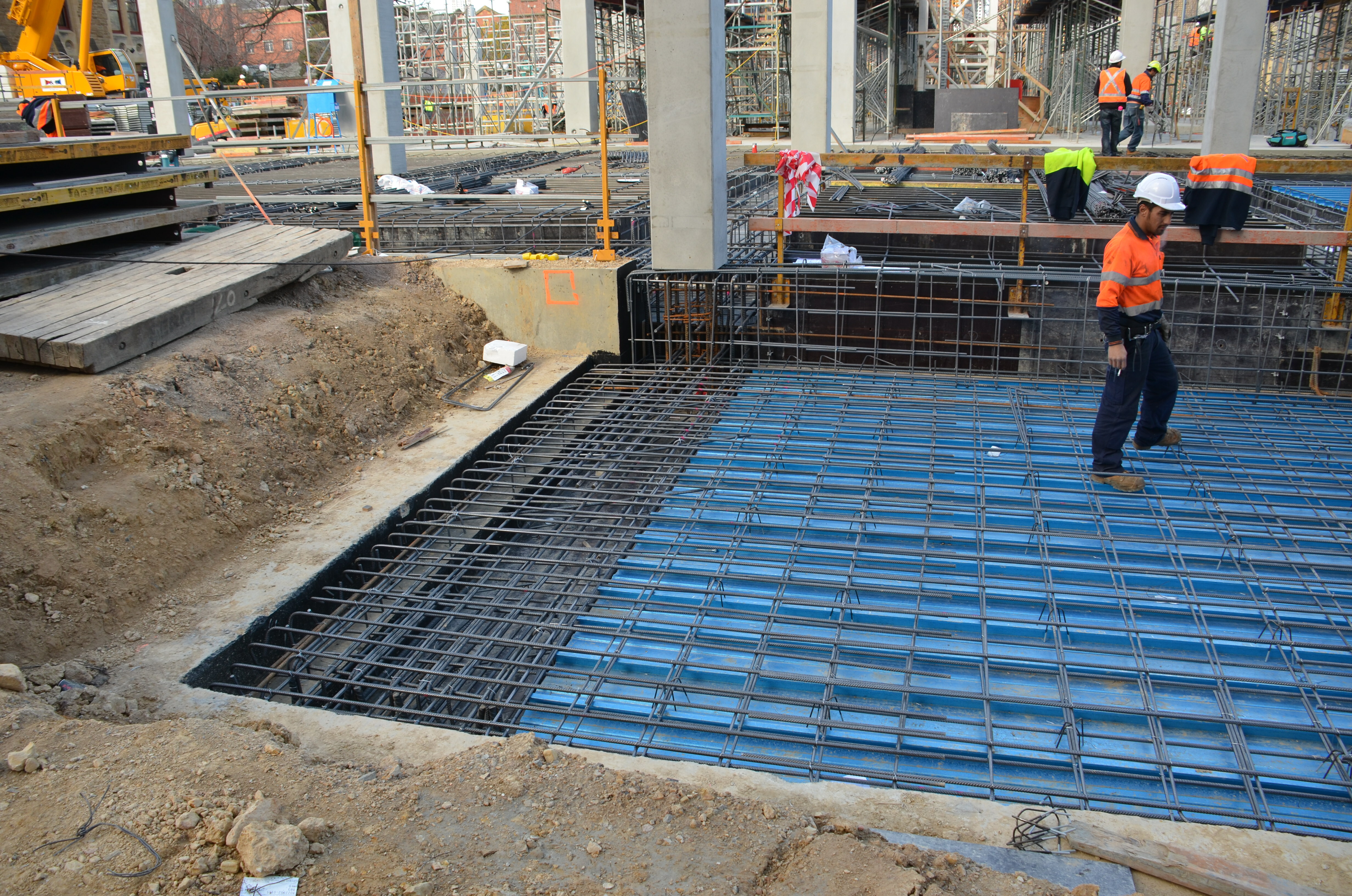 https://archive.abp.unimelb.edu.au/objects/images/Construction/Images/Concrete suspended slabs and beams/Ground level & formwork/DSC_1398.JPG