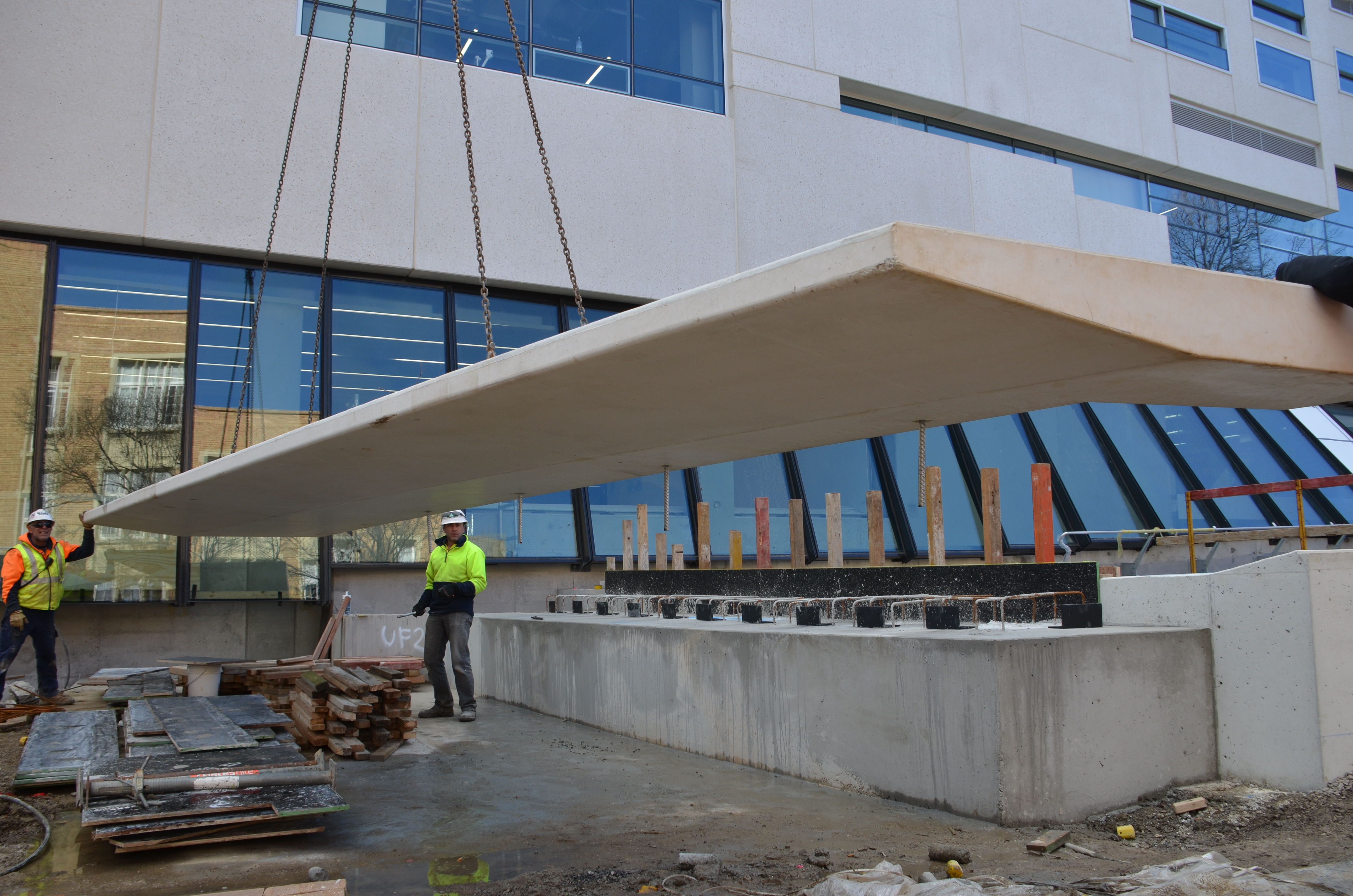 https://archive.abp.unimelb.edu.au/objects/images/Construction/Images/External Works/Precast concrete seating and supports/DSC_9376.JPG