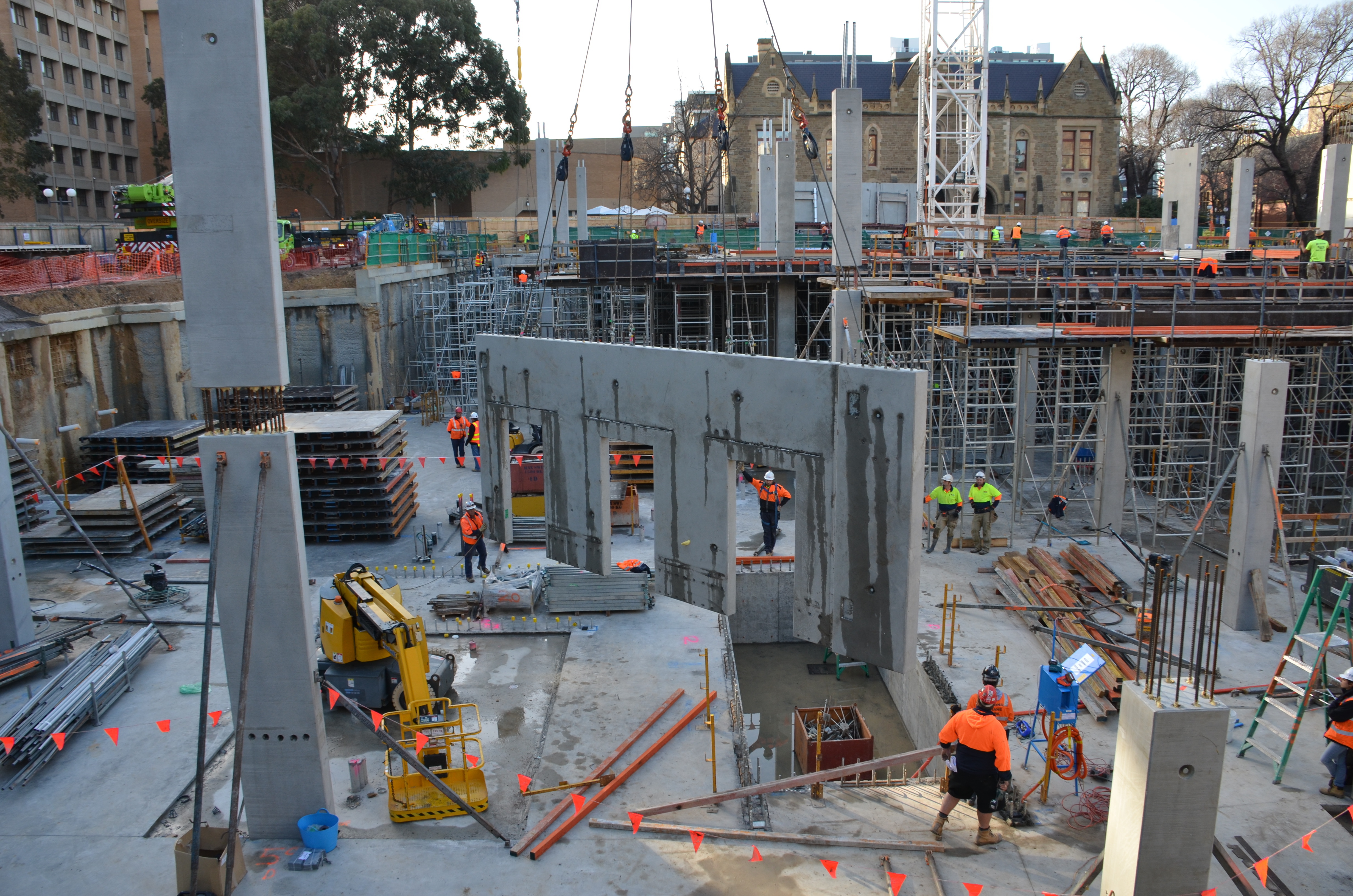 https://archive.abp.unimelb.edu.au/objects/images/Construction/Images/Precast structural concrete walls and columns/Basement/DSC_1121.JPG