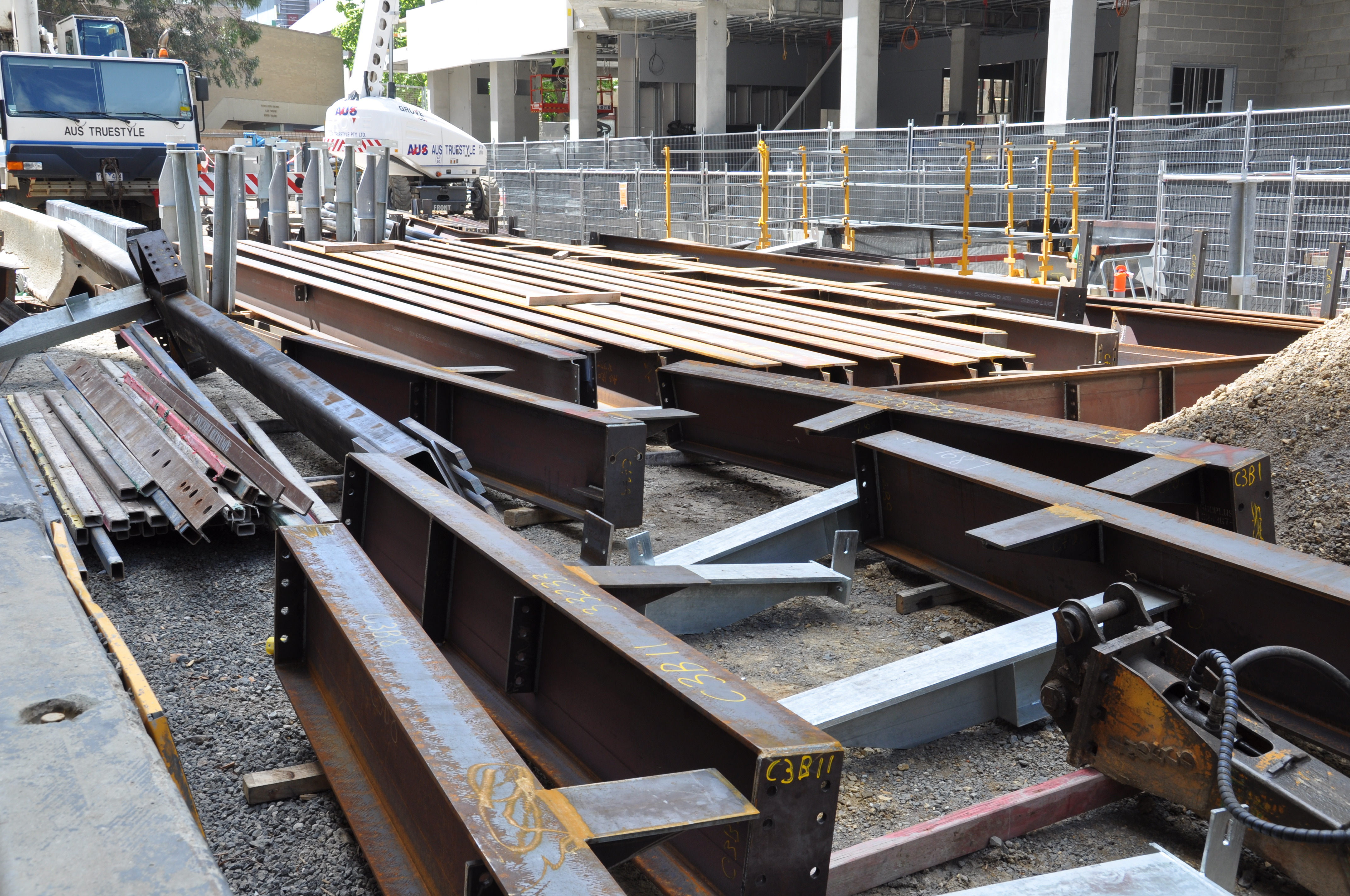 https://archive.abp.unimelb.edu.au/objects/images/Construction/Images/Structural steel/Cantilever/Footings and fabrication & delivery/DSC_4113.JPG