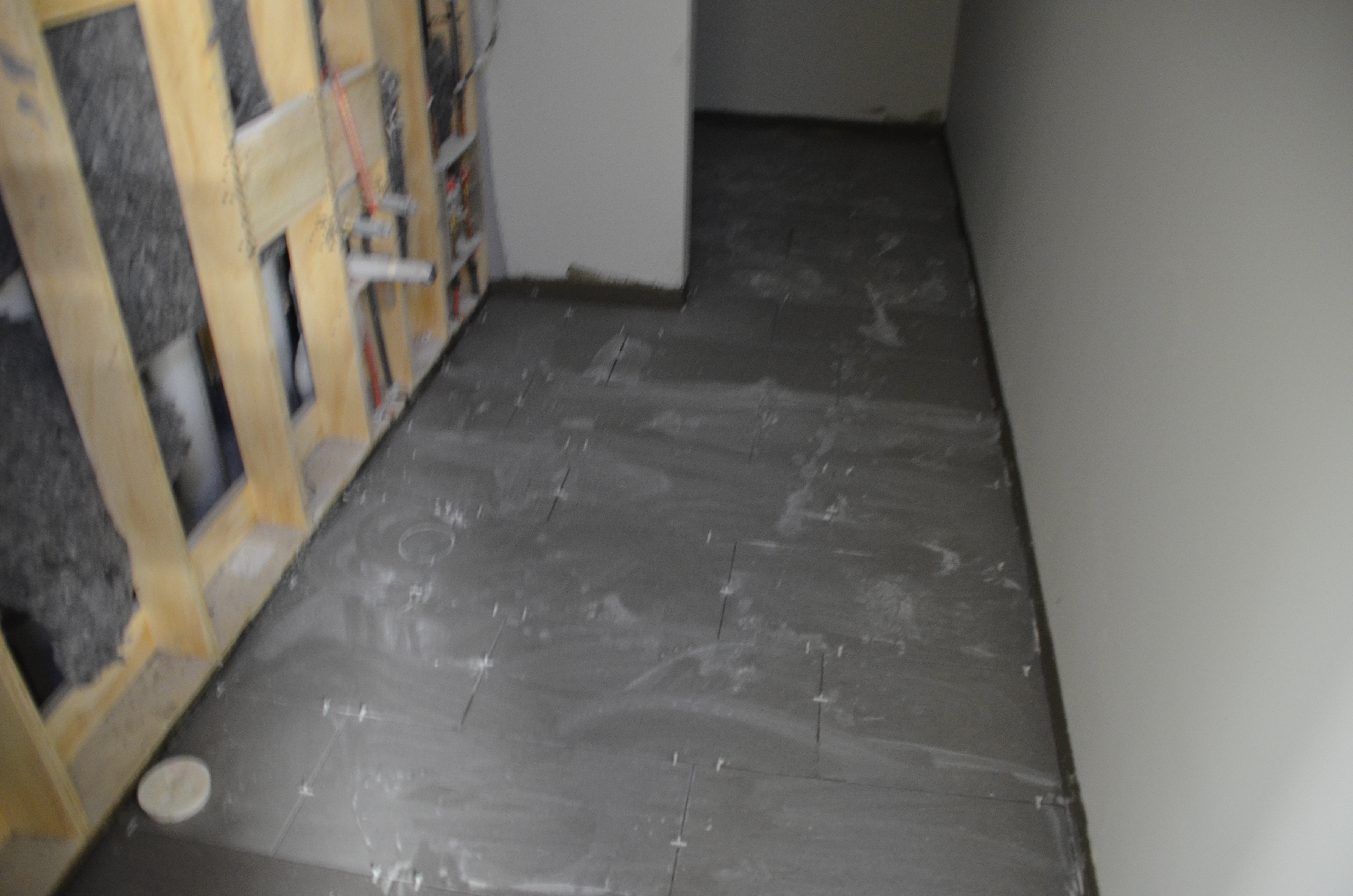 https://archive.abp.unimelb.edu.au/objects/images/Construction/Images/Floors and finishes/Tiling wet areas/DSC_7008.JPG