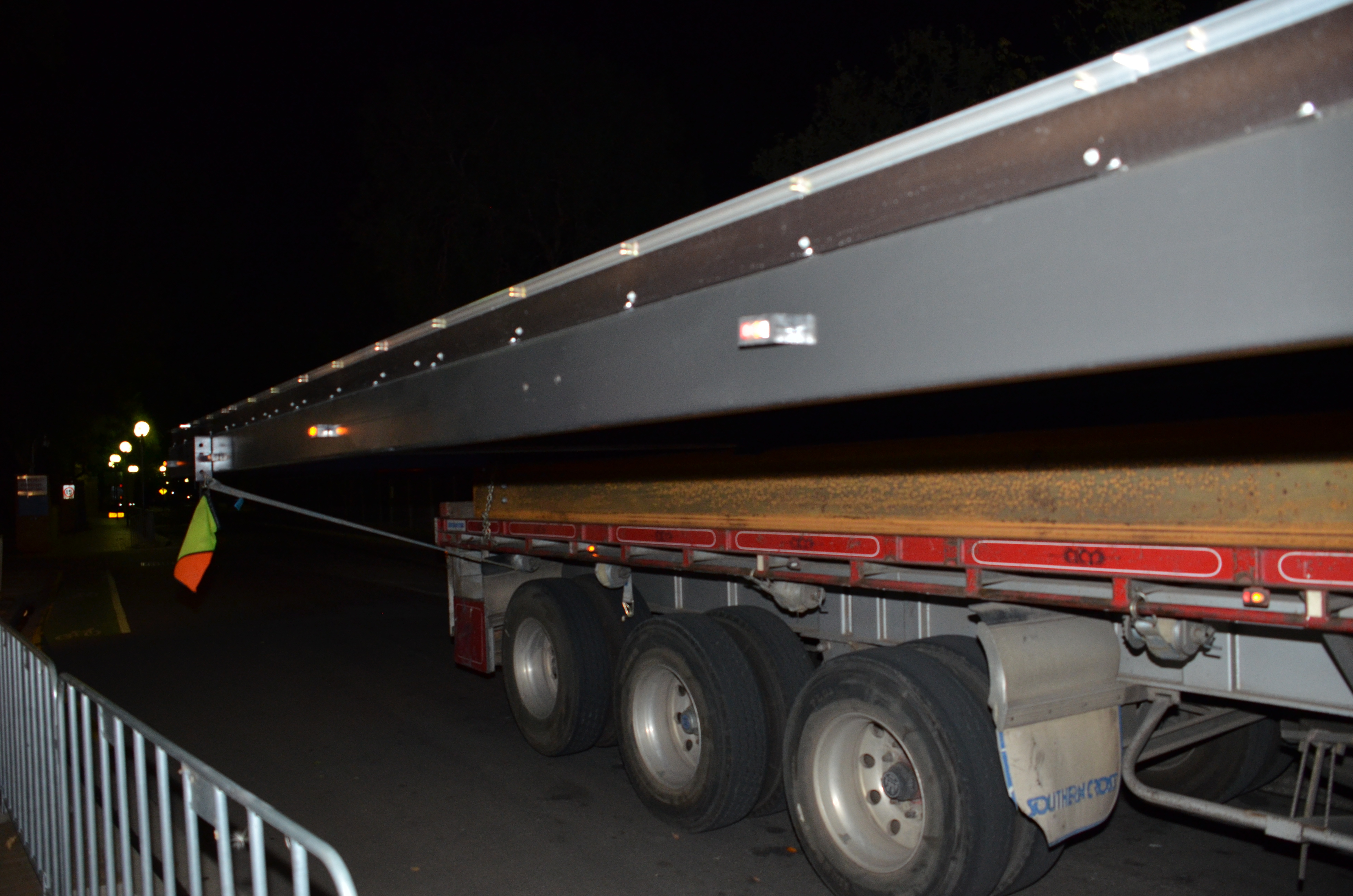 https://archive.abp.unimelb.edu.au/objects/images/Construction/Images/Roof/Glazed atrium roof/Delivery 2.20am 26th Feb 2014/DSC_5704.JPG