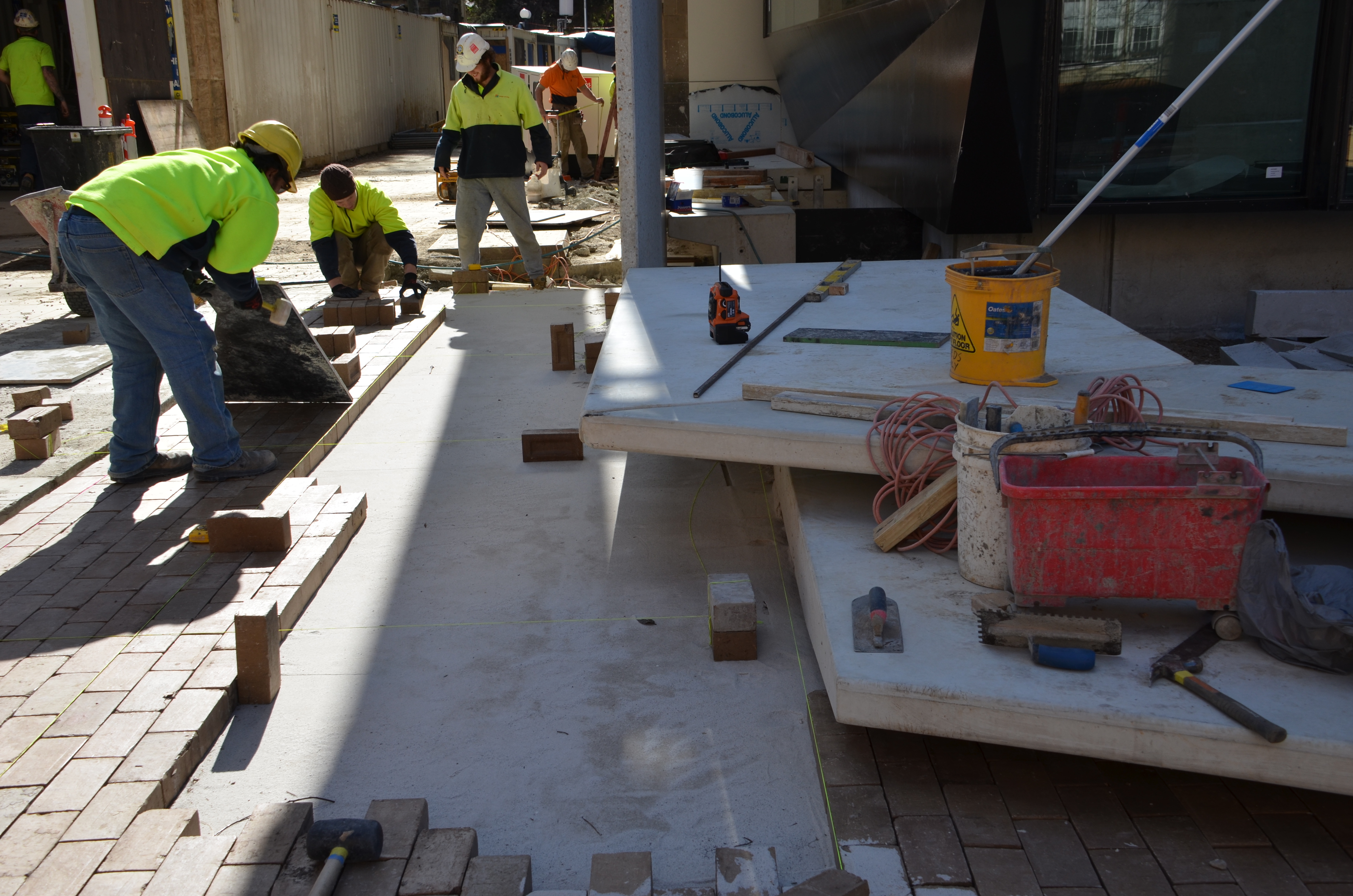 https://archive.abp.unimelb.edu.au/objects/images/Construction/Images/External Works/Precast concrete seating and supports/DSC_9697.JPG