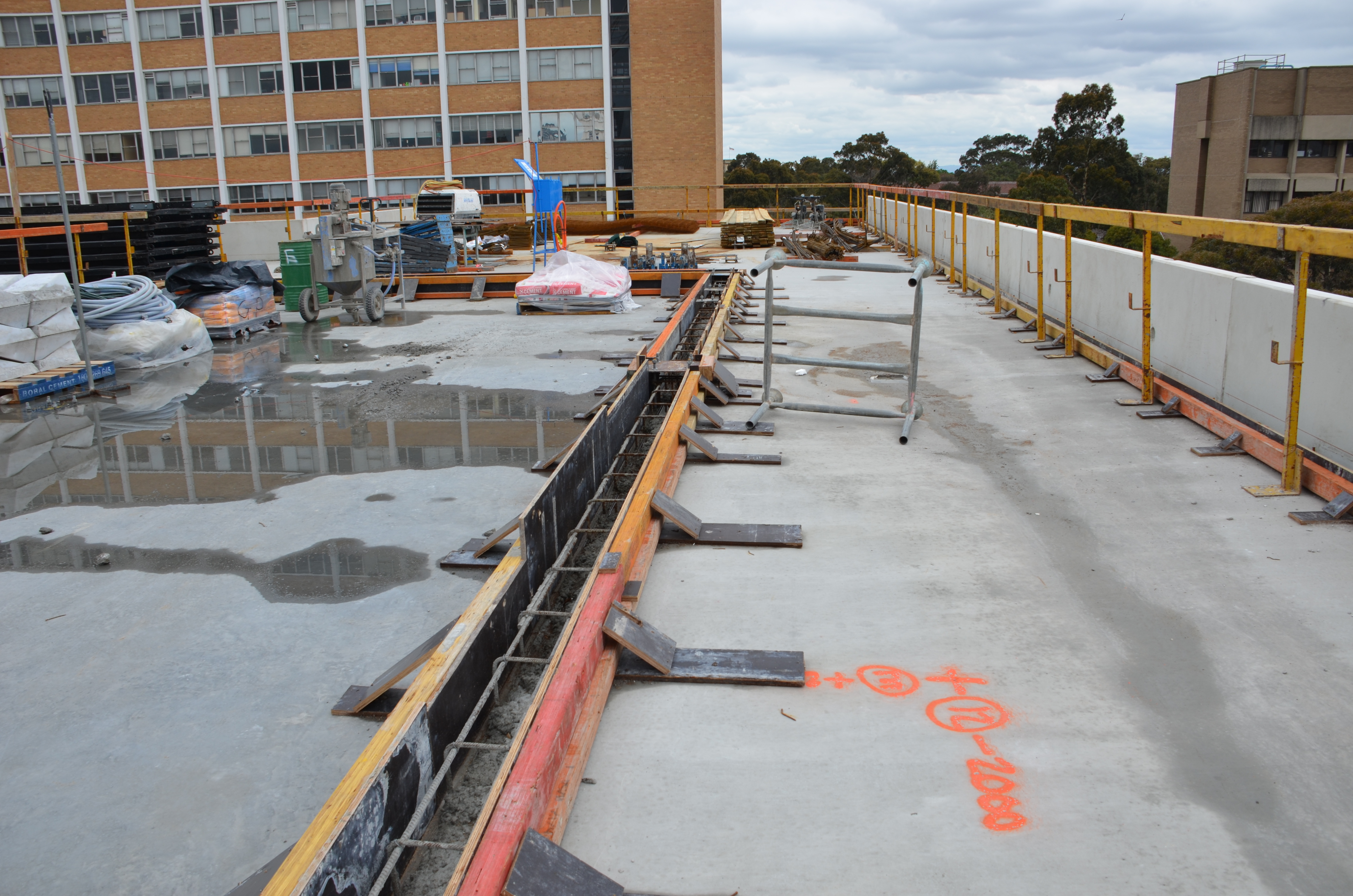 https://archive.abp.unimelb.edu.au/objects/images/Construction/Images/Concrete suspended slabs and beams/Levels 1-5 & formwork/DSC_3414.JPG