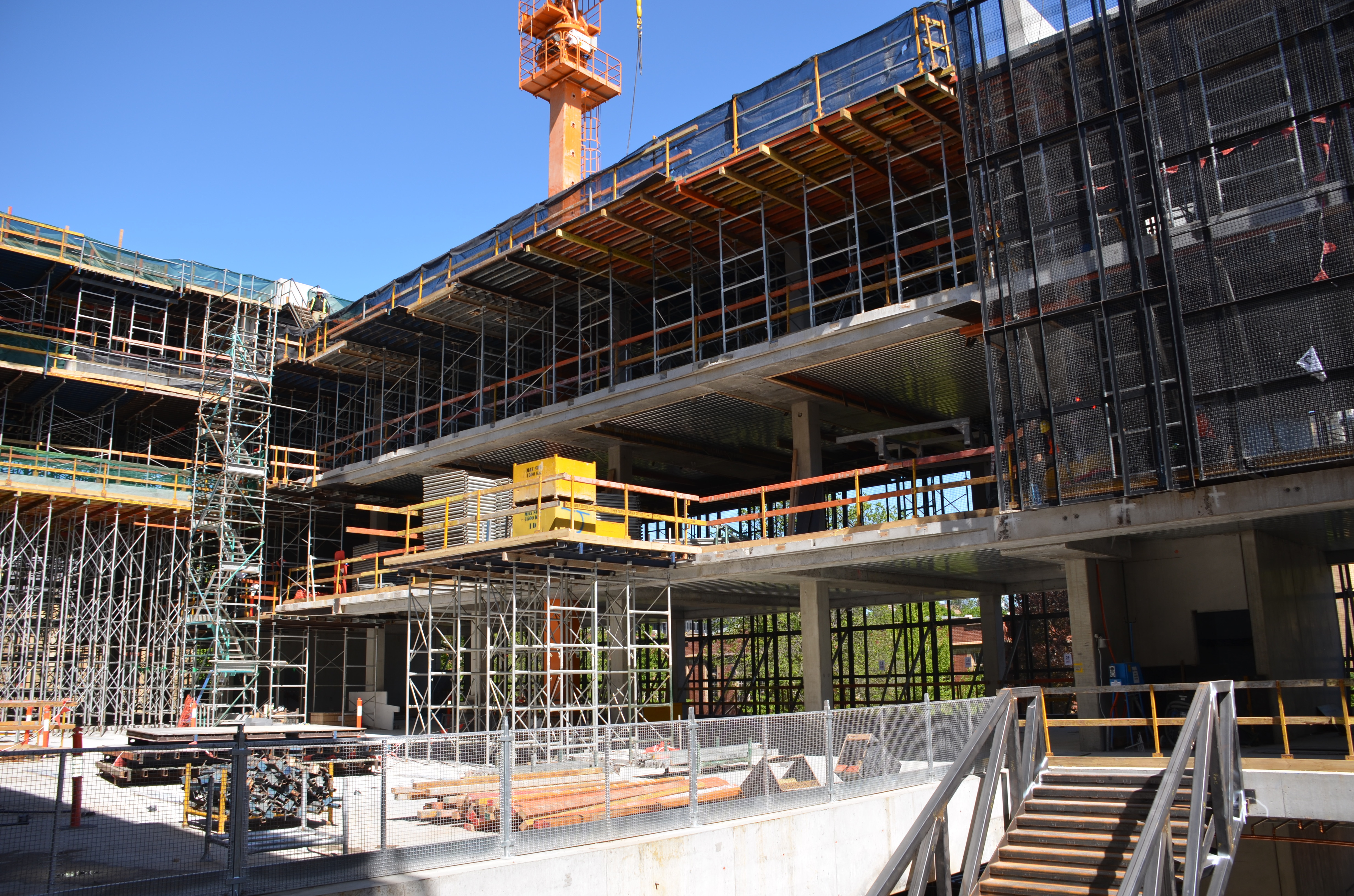 https://archive.abp.unimelb.edu.au/objects/images/Construction/Images/Concrete suspended slabs and beams/Formwork stripping/DSC_3152.JPG