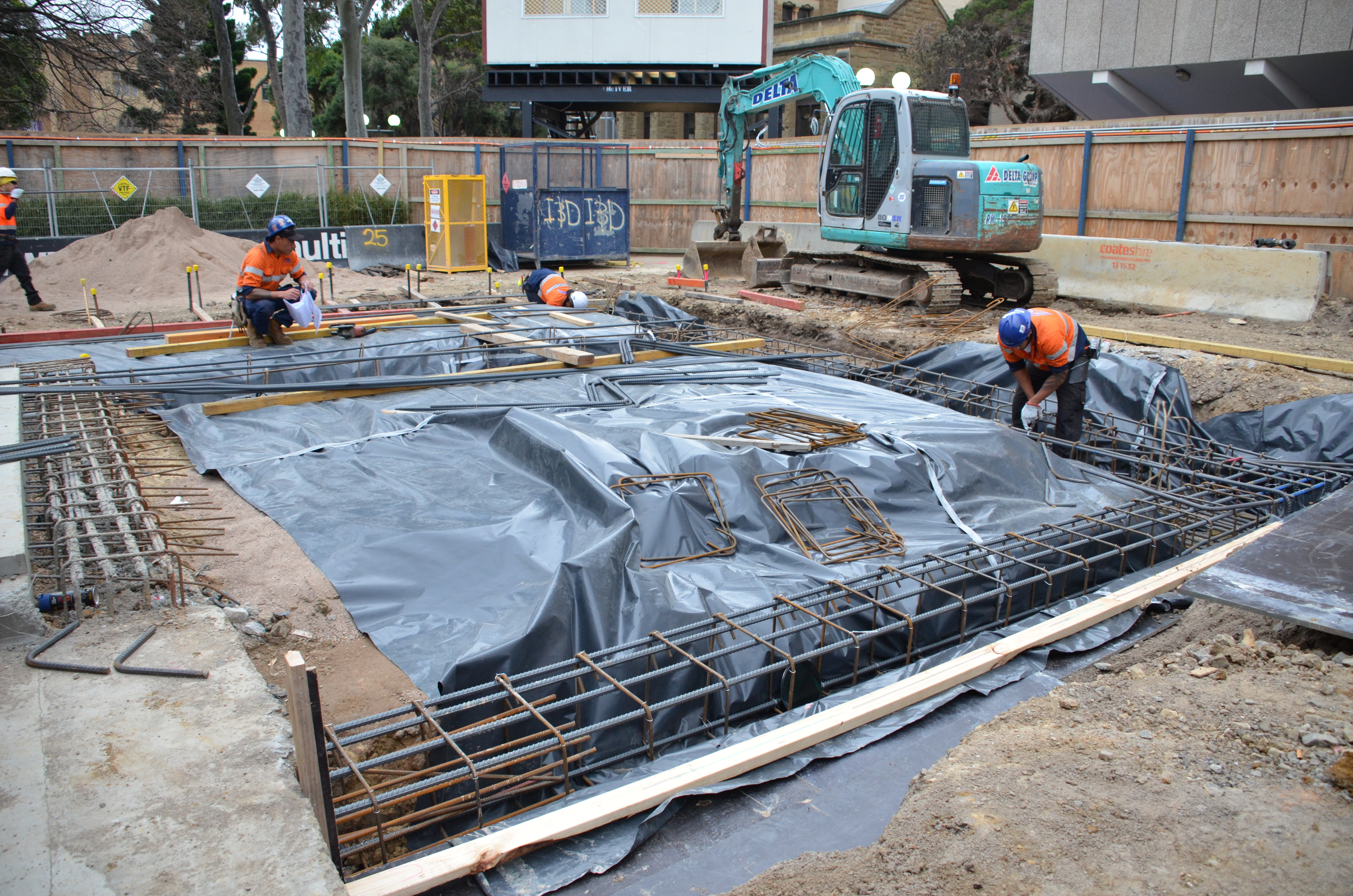 https://archive.abp.unimelb.edu.au/objects/images/Construction/Images/Concrete suspended slabs and beams/Ground level & formwork/DSC_1725.JPG