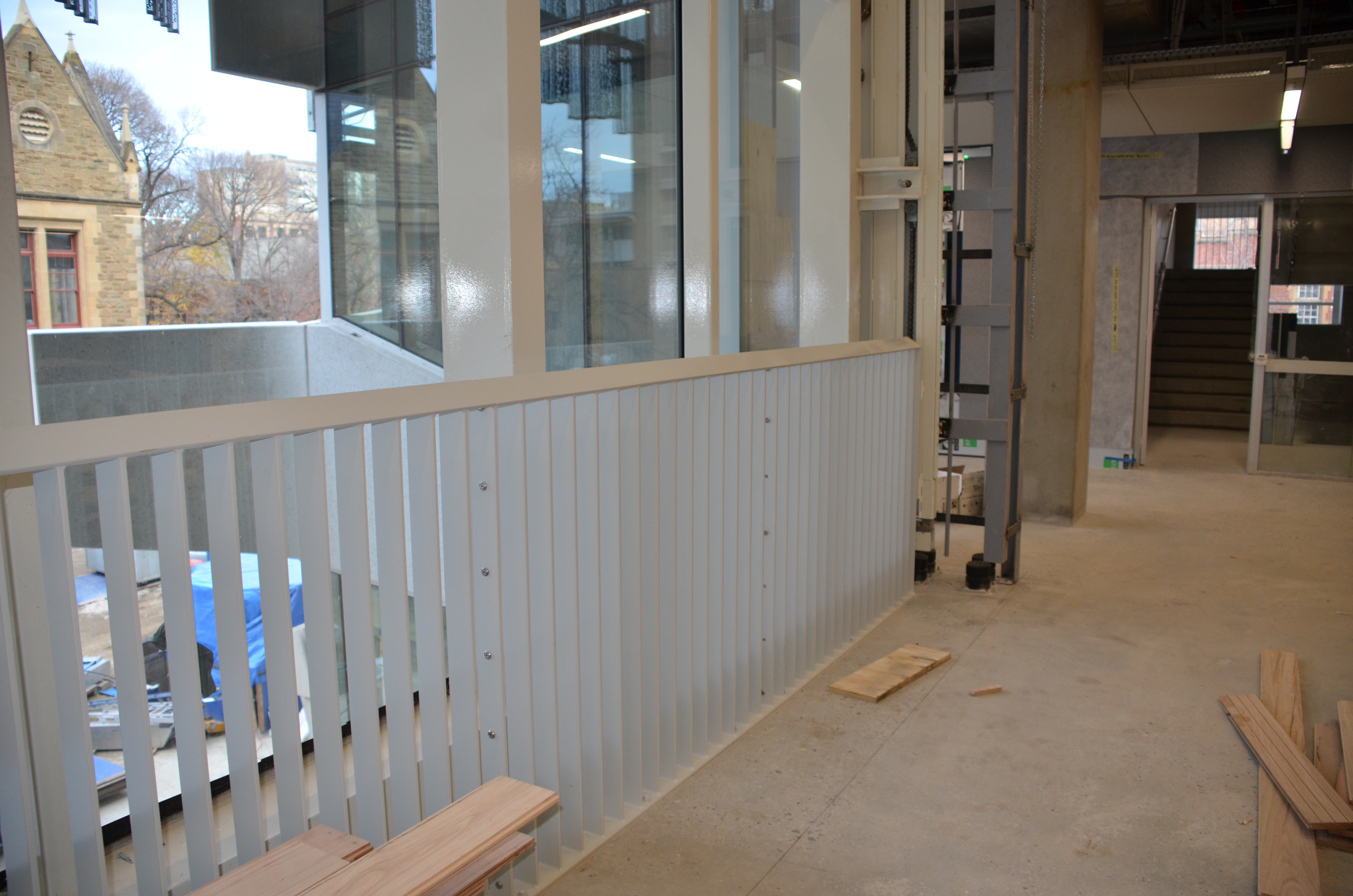 https://archive.abp.unimelb.edu.au/objects/images/Construction/Images/Stairs, walkways and balustrades/Steel balustrade atrium vertical sliding door/DSC_9120.JPG