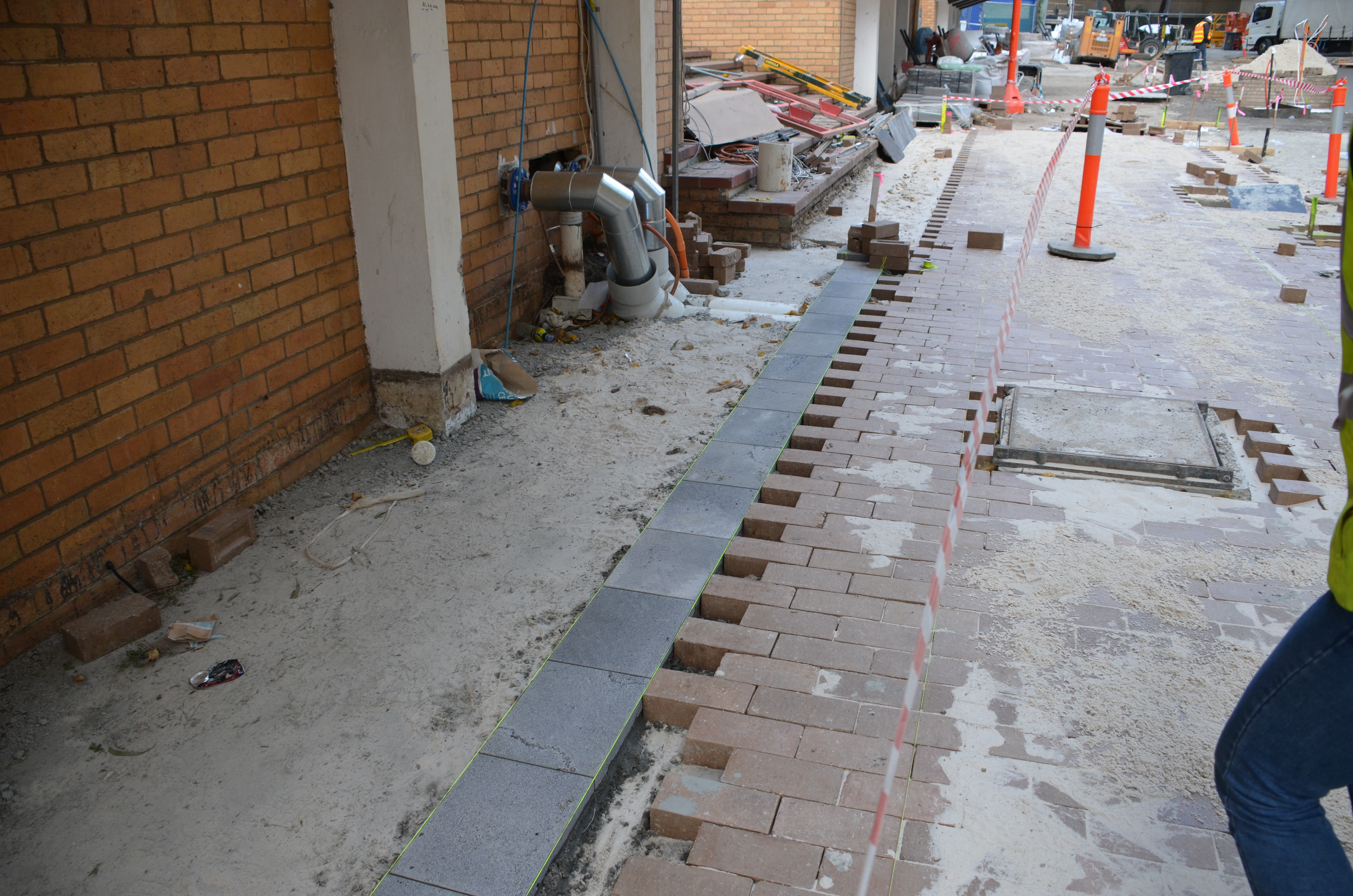 https://archive.abp.unimelb.edu.au/objects/images/Construction/Images/External Works/Brick paving & brick walls/DSC_9082.JPG