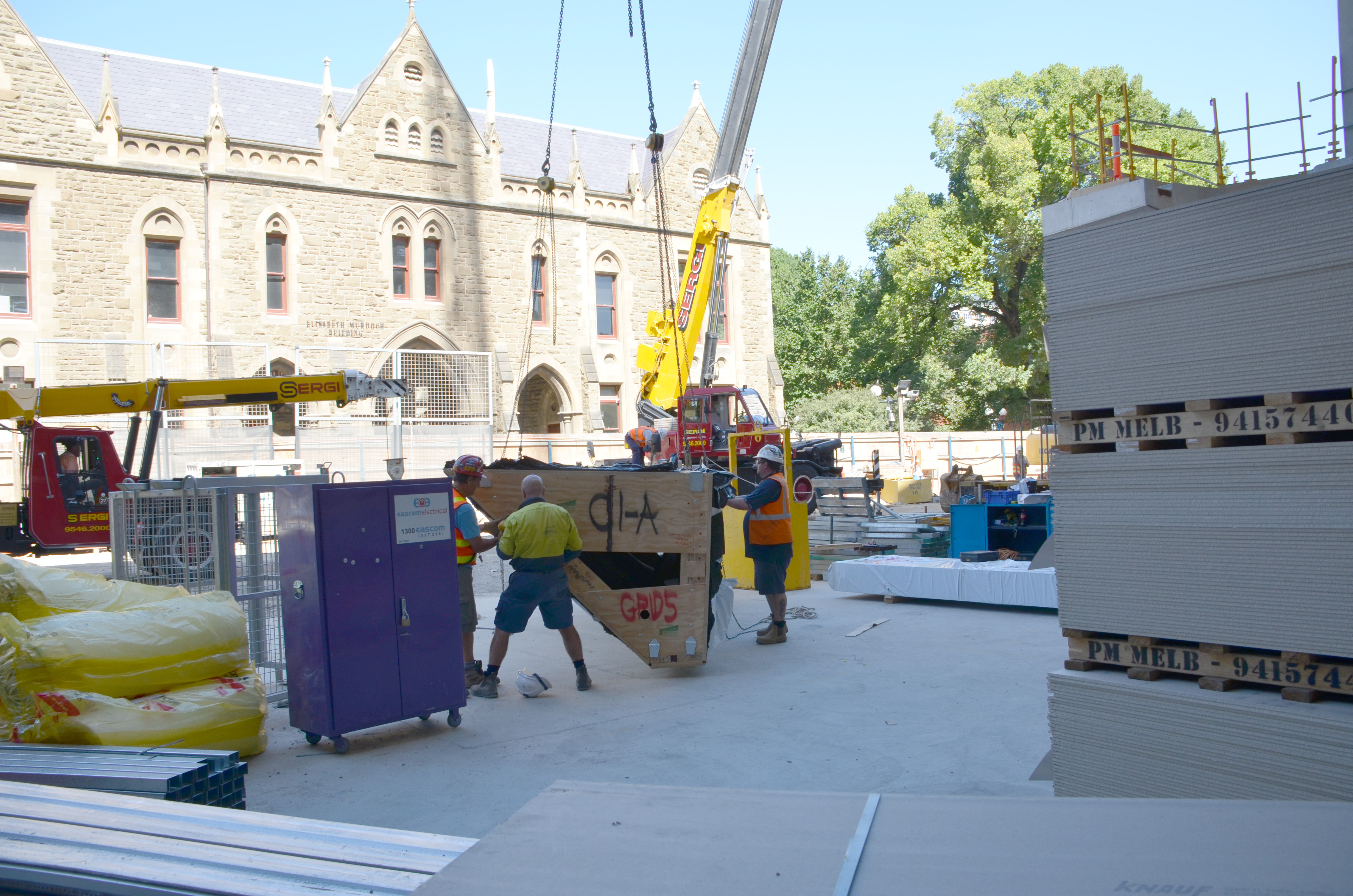 https://archive.abp.unimelb.edu.au/objects/images/Construction/Images/LVL roof beams & coffers/Installation/DSC_4943.JPG