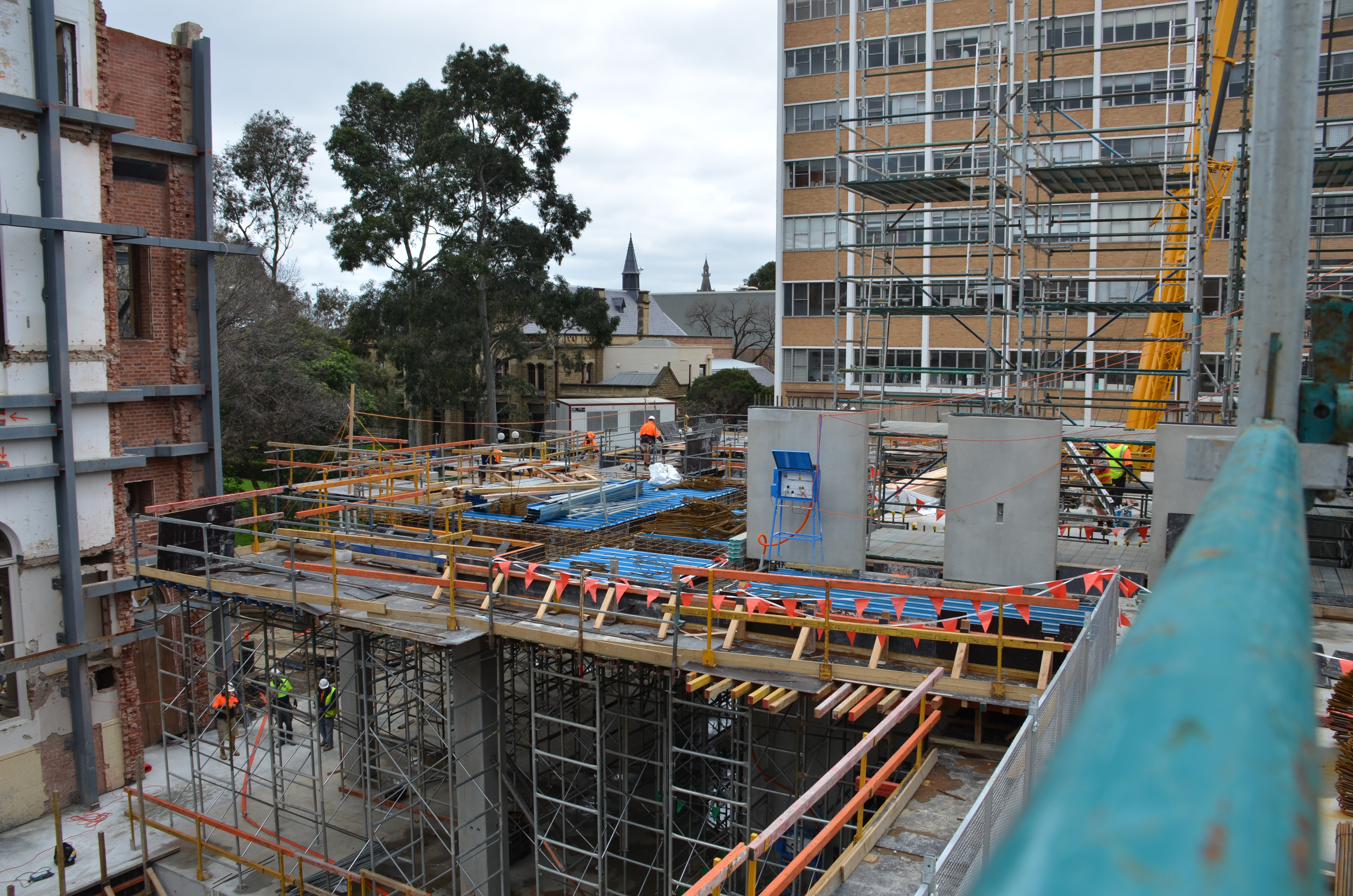 https://archive.abp.unimelb.edu.au/objects/images/Construction/Images/Concrete suspended slabs and beams/Levels 1-5 & formwork/DSC_2261.JPG