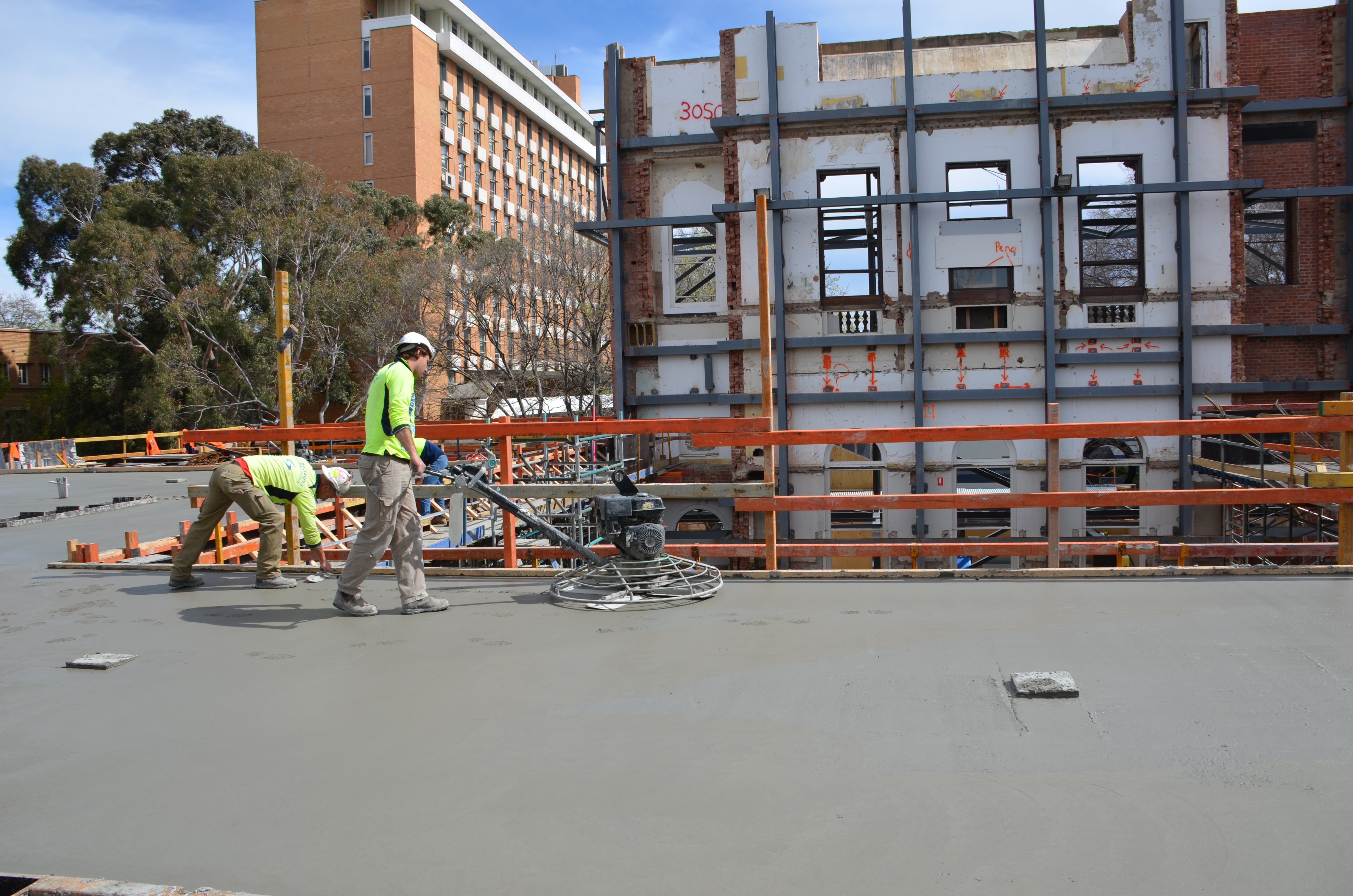 https://archive.abp.unimelb.edu.au/objects/images/Construction/Images/Concrete suspended slabs and beams/Levels 1-5 & formwork/DSC_2076.JPG