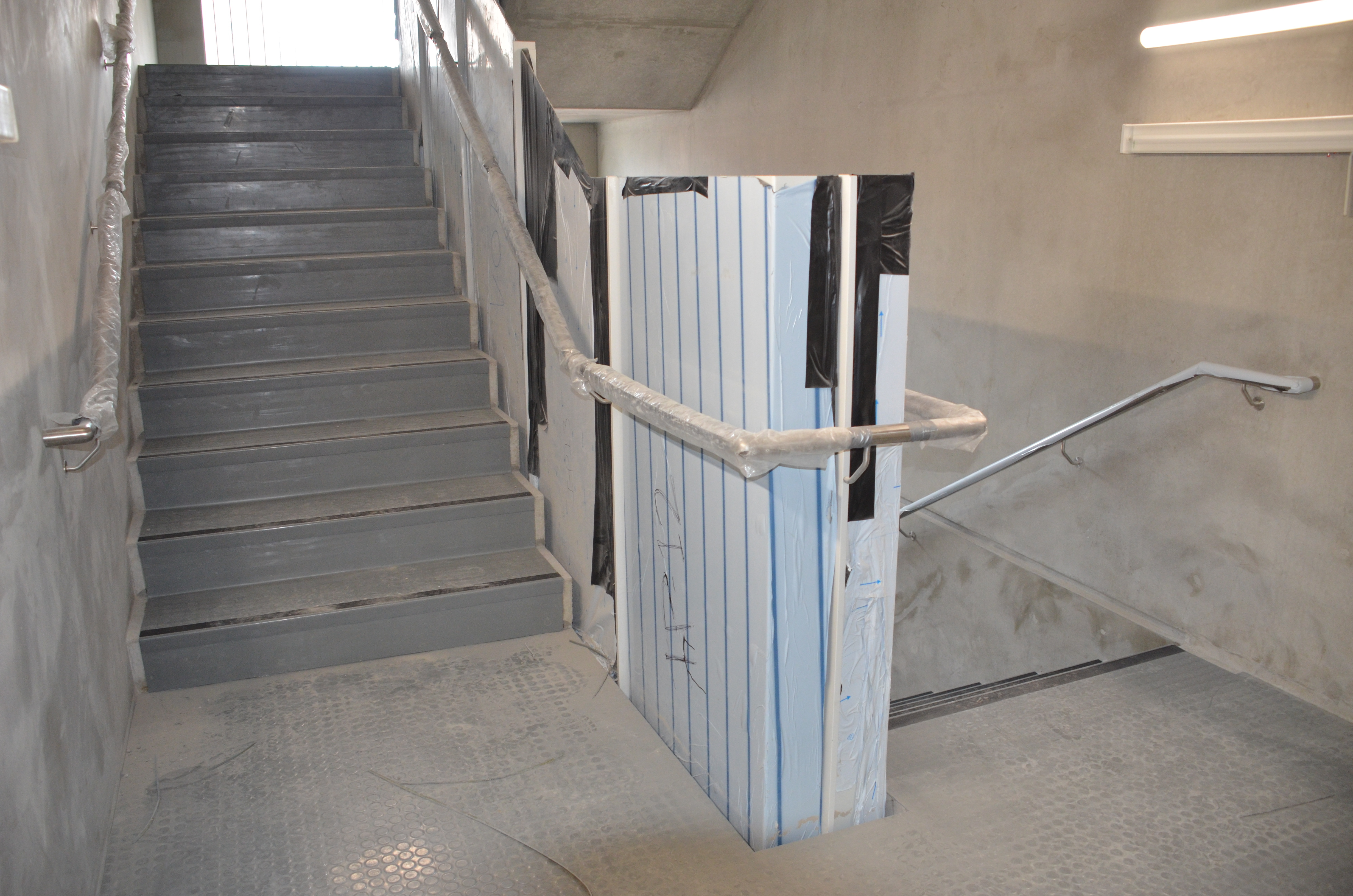 https://archive.abp.unimelb.edu.au/objects/images/Construction/Images/Floors and finishes/Fire stairs vinyl/DSC_9663.JPG