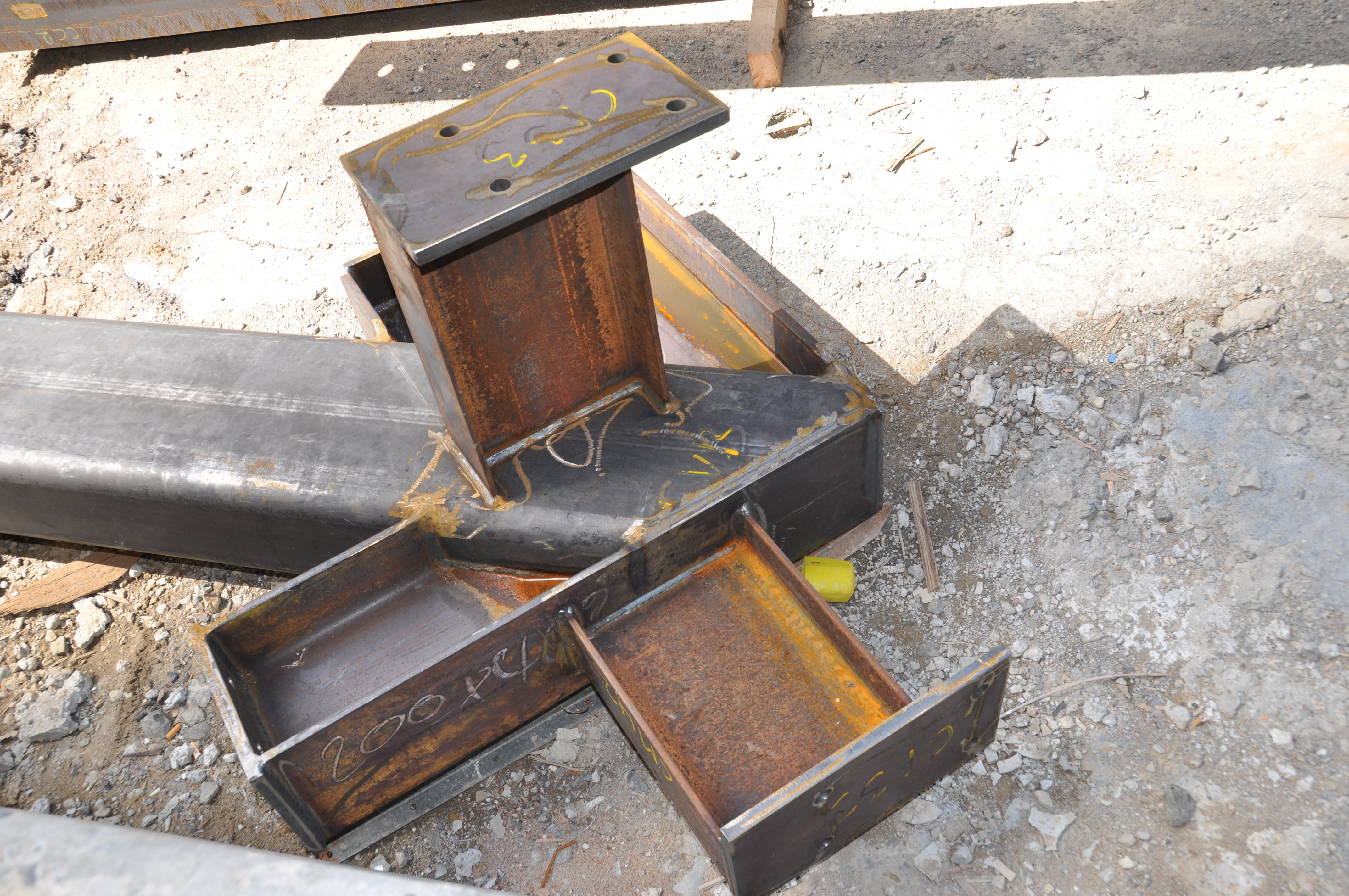 https://archive.abp.unimelb.edu.au/objects/images/Construction/Images/Structural steel/Cantilever/Footings and fabrication & delivery/DSC_4116.JPG