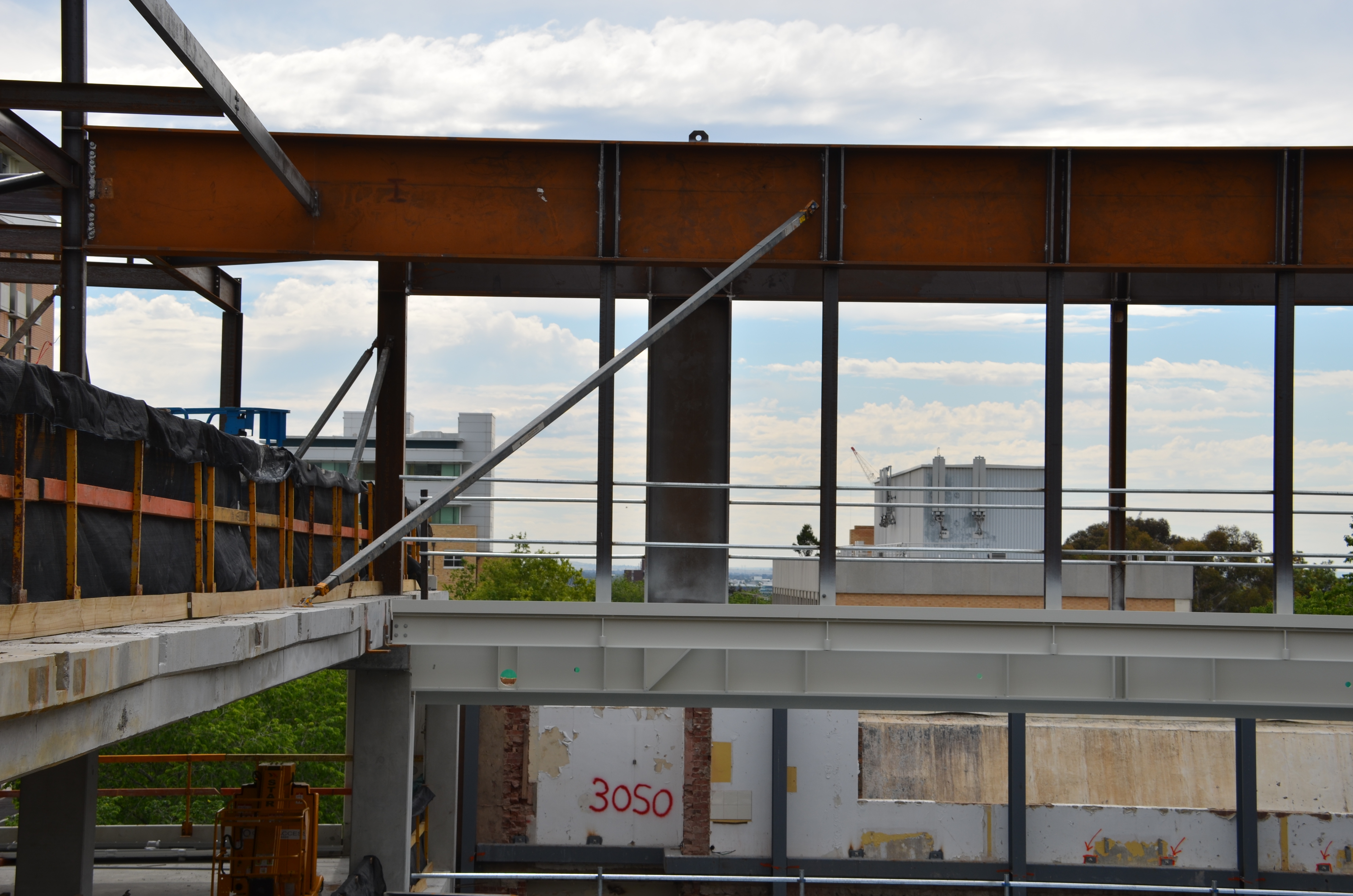 https://archive.abp.unimelb.edu.au/objects/images/Construction/Images/Stairs, walkways and balustrades/Structural steel walkways & support structure/DSC_3838.JPG