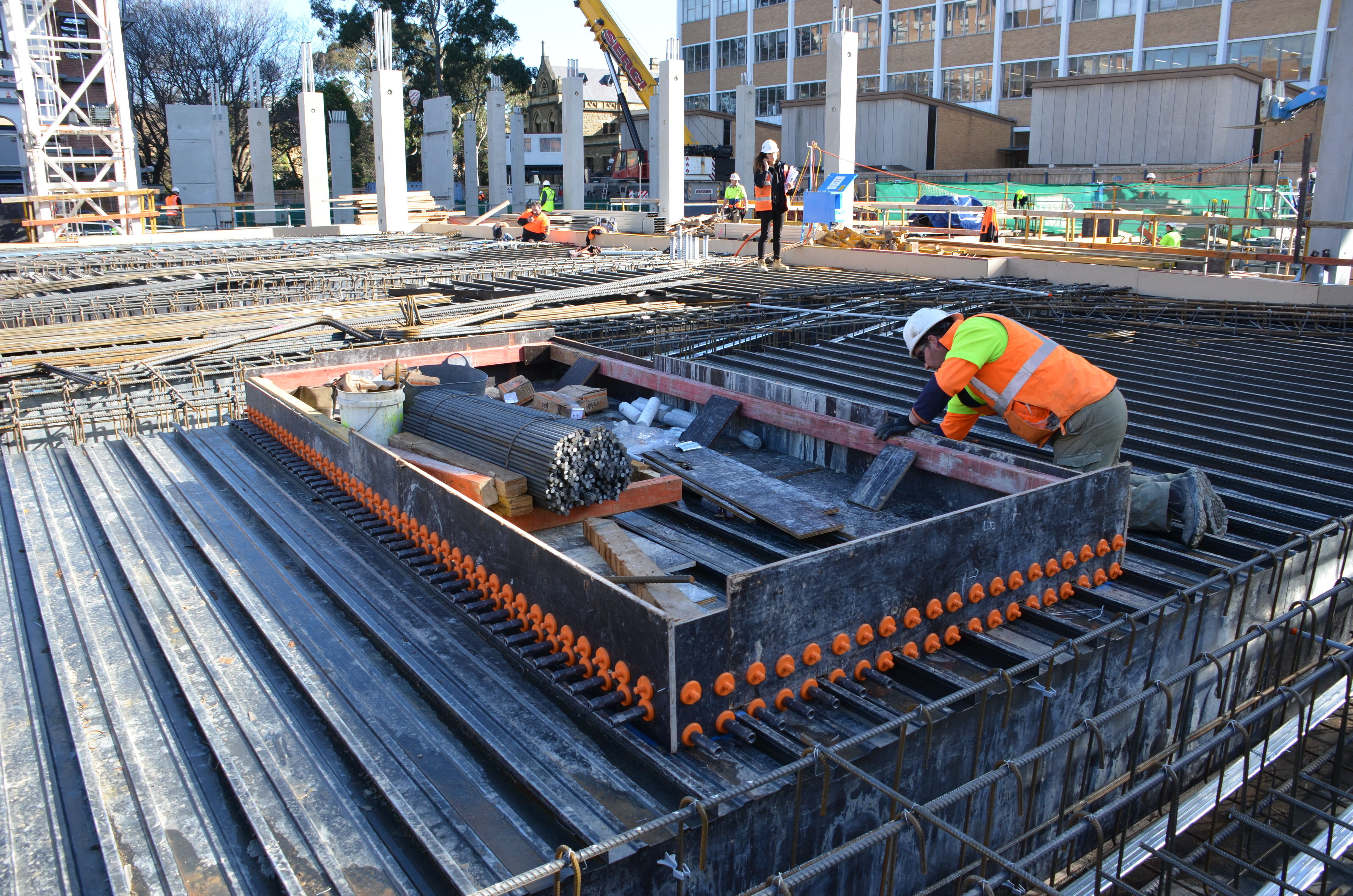 https://archive.abp.unimelb.edu.au/objects/images/Construction/Images/Concrete suspended slabs and beams/Ground level & formwork/DSC_1172.JPG