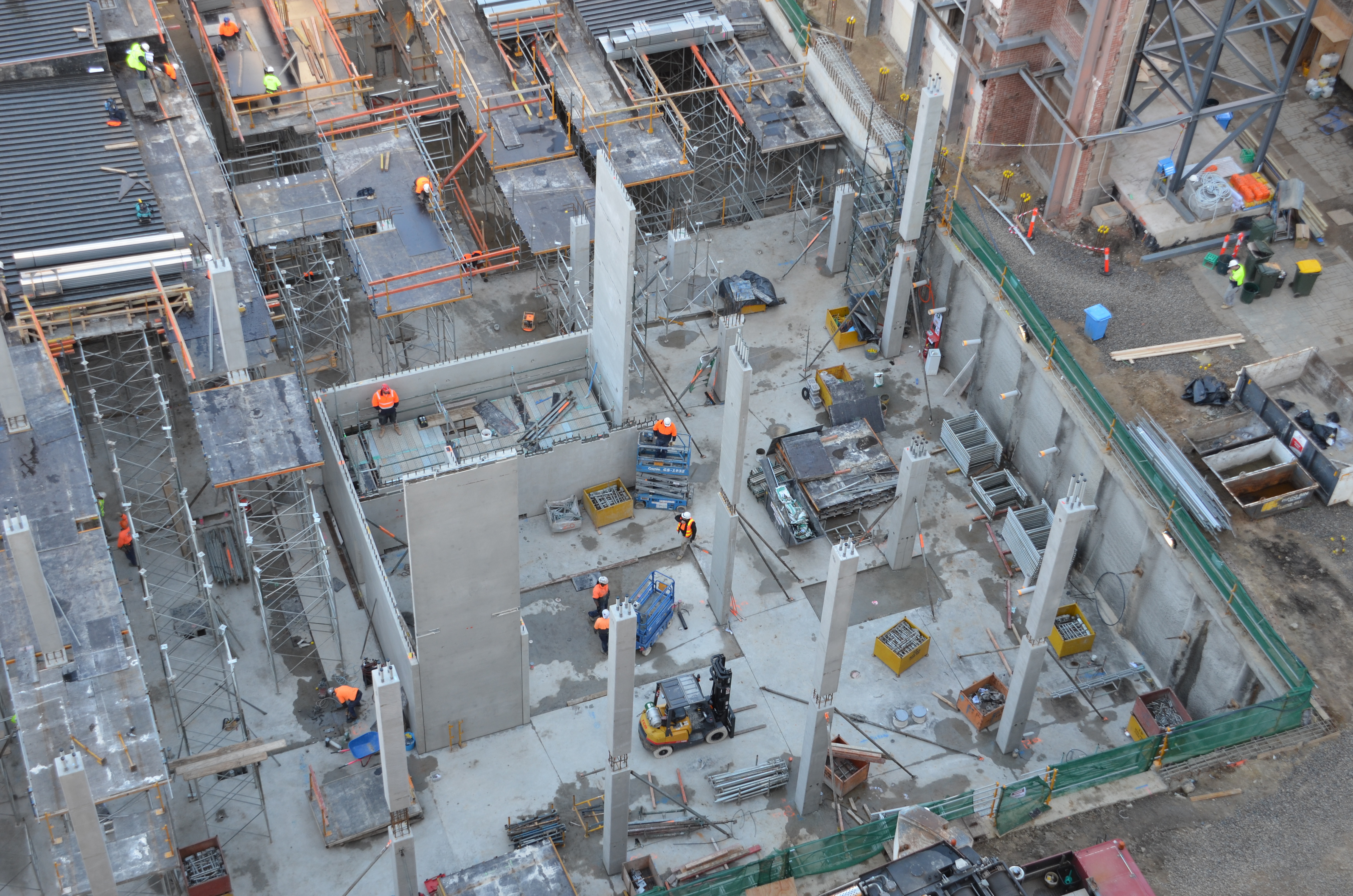 https://archive.abp.unimelb.edu.au/objects/images/Construction/Images/Concrete suspended slabs and beams/Ground level & formwork/DSC_1208.JPG