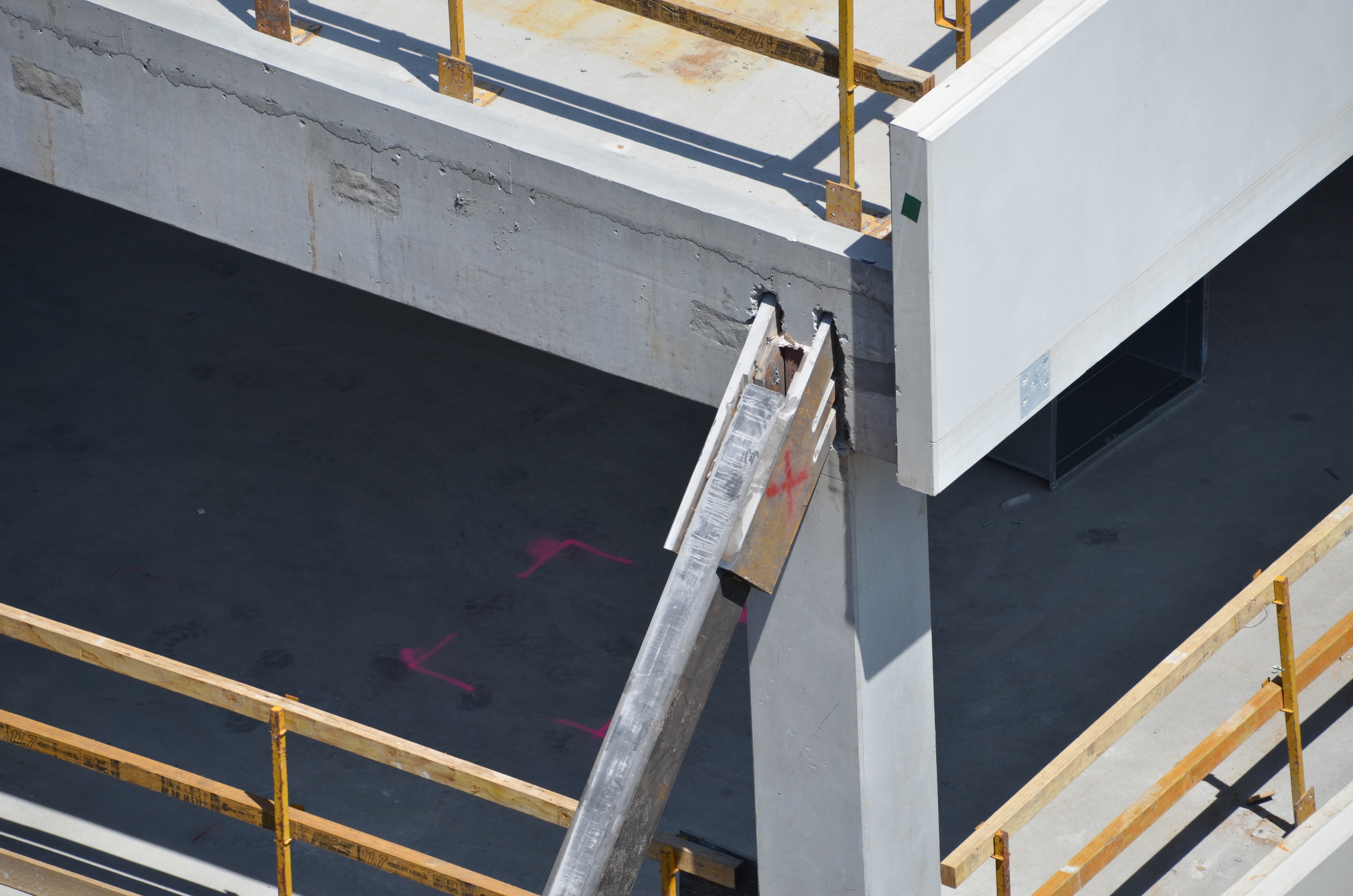 https://archive.abp.unimelb.edu.au/objects/images/Construction/Images/Structural steel/Cantilever/Erection/DSC_4243.JPG