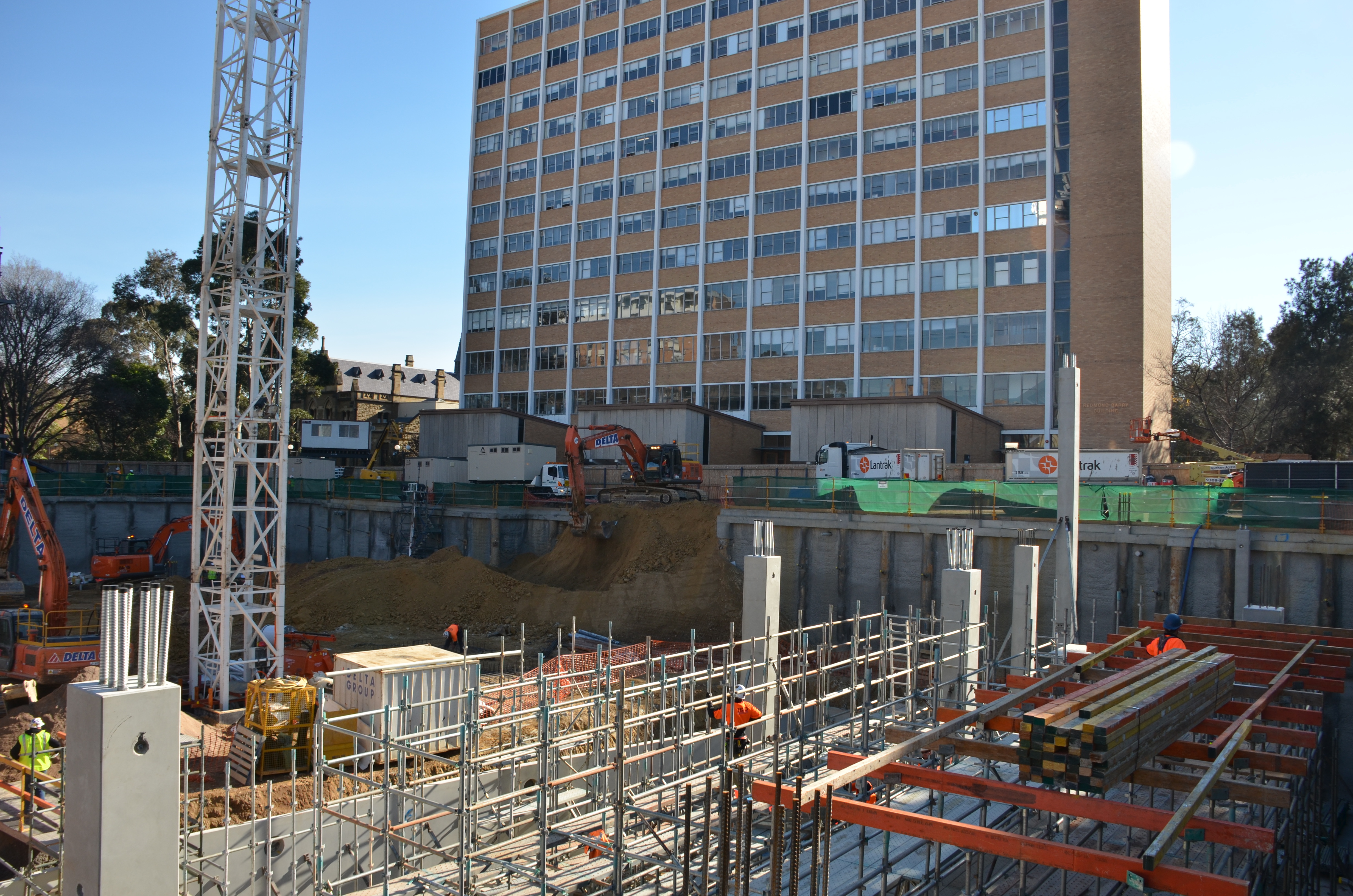 https://archive.abp.unimelb.edu.au/objects/images/Construction/Images/Concrete suspended slabs and beams/Ground level & formwork/DSC_0536.JPG