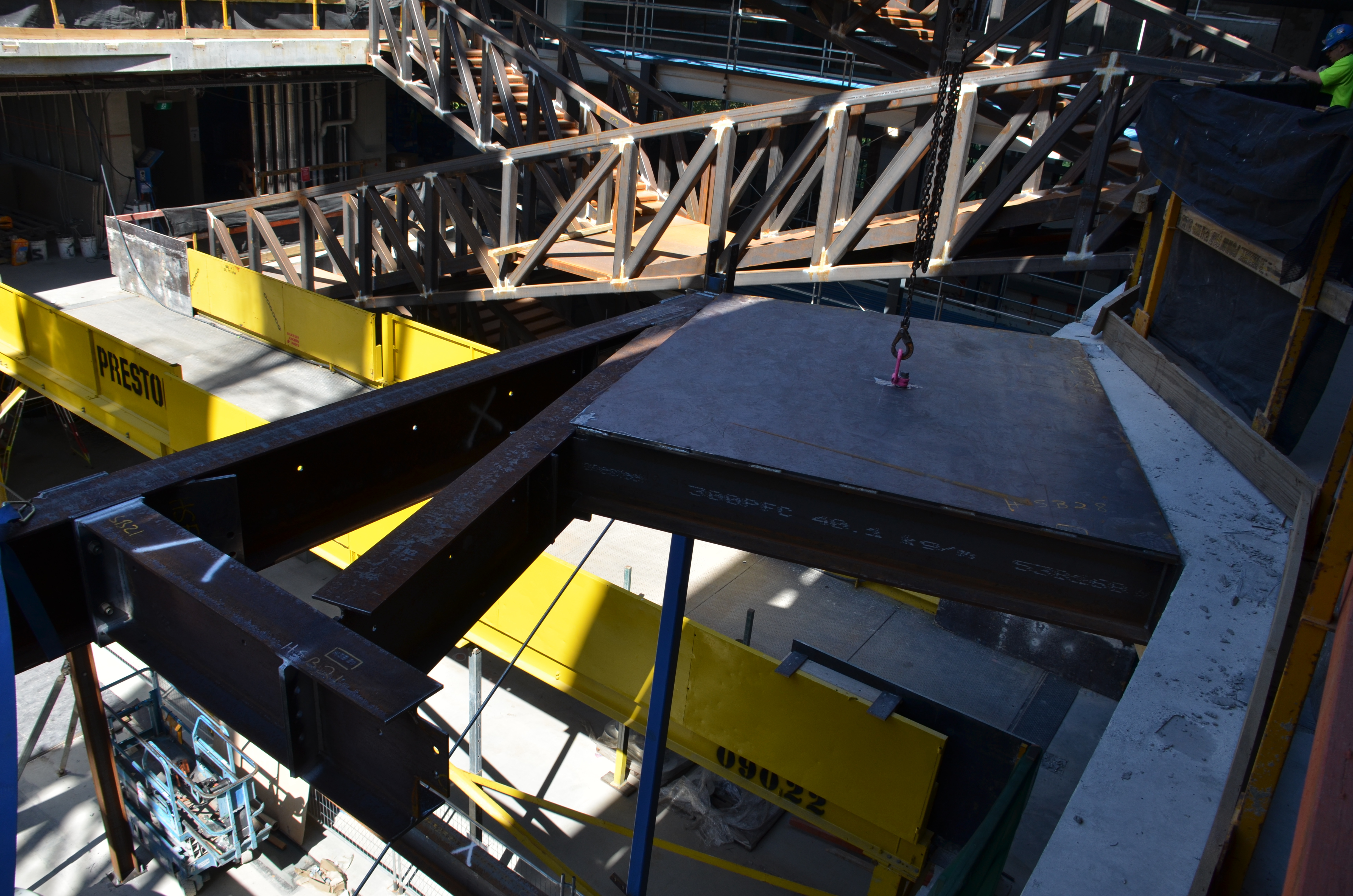 https://archive.abp.unimelb.edu.au/objects/images/Construction/Images/Hanging studio/Steel framing/DSC_4764.JPG https://archive.abp.unimelb.edu.au/objects/images/Construction/Images/Hanging studio/Steel framing/DSC_4764.JPG