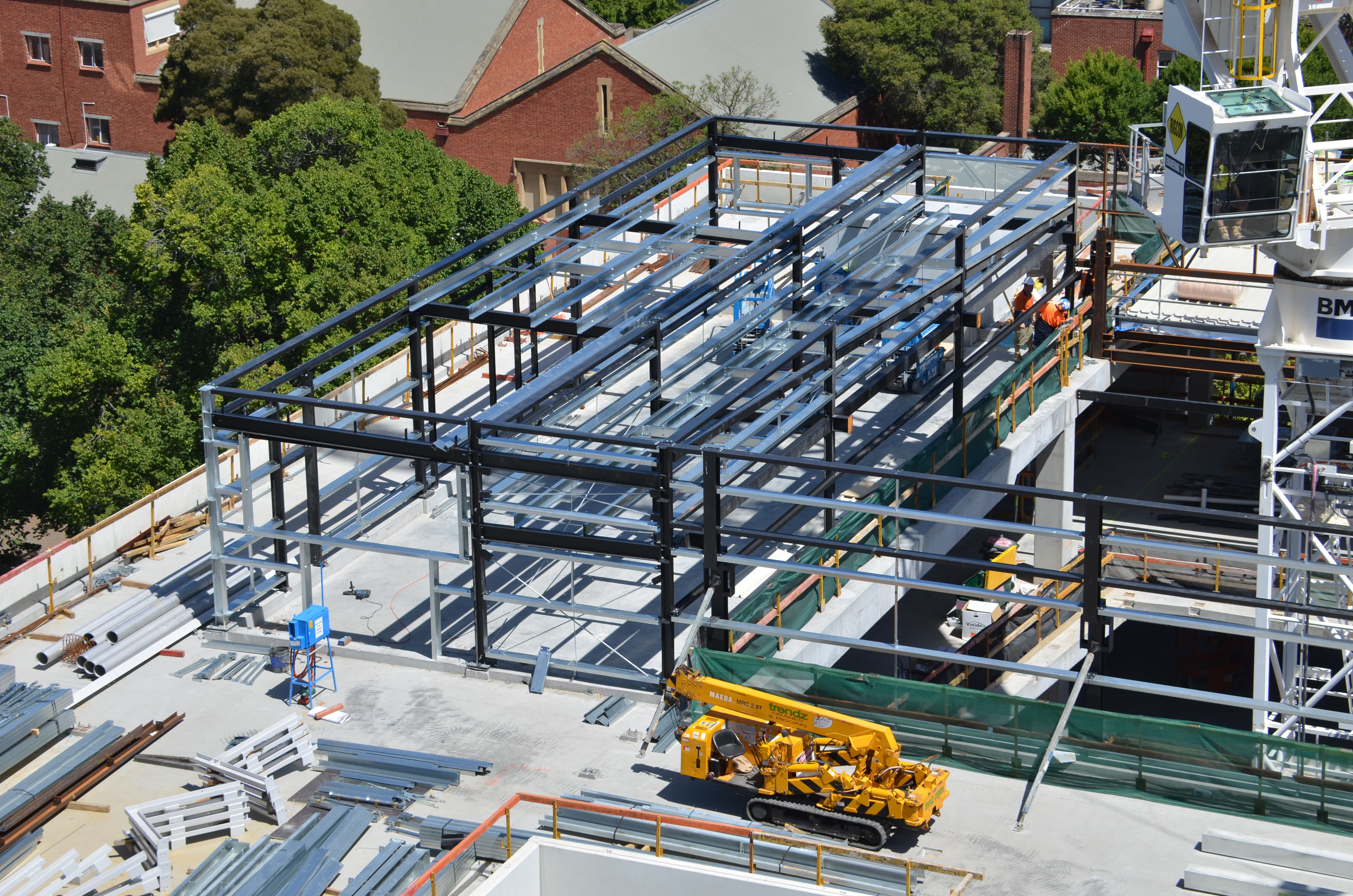 https://archive.abp.unimelb.edu.au/objects/images/Construction/Images/Structural steel/Plantroom roof & claddings/DSC_4707.JPG