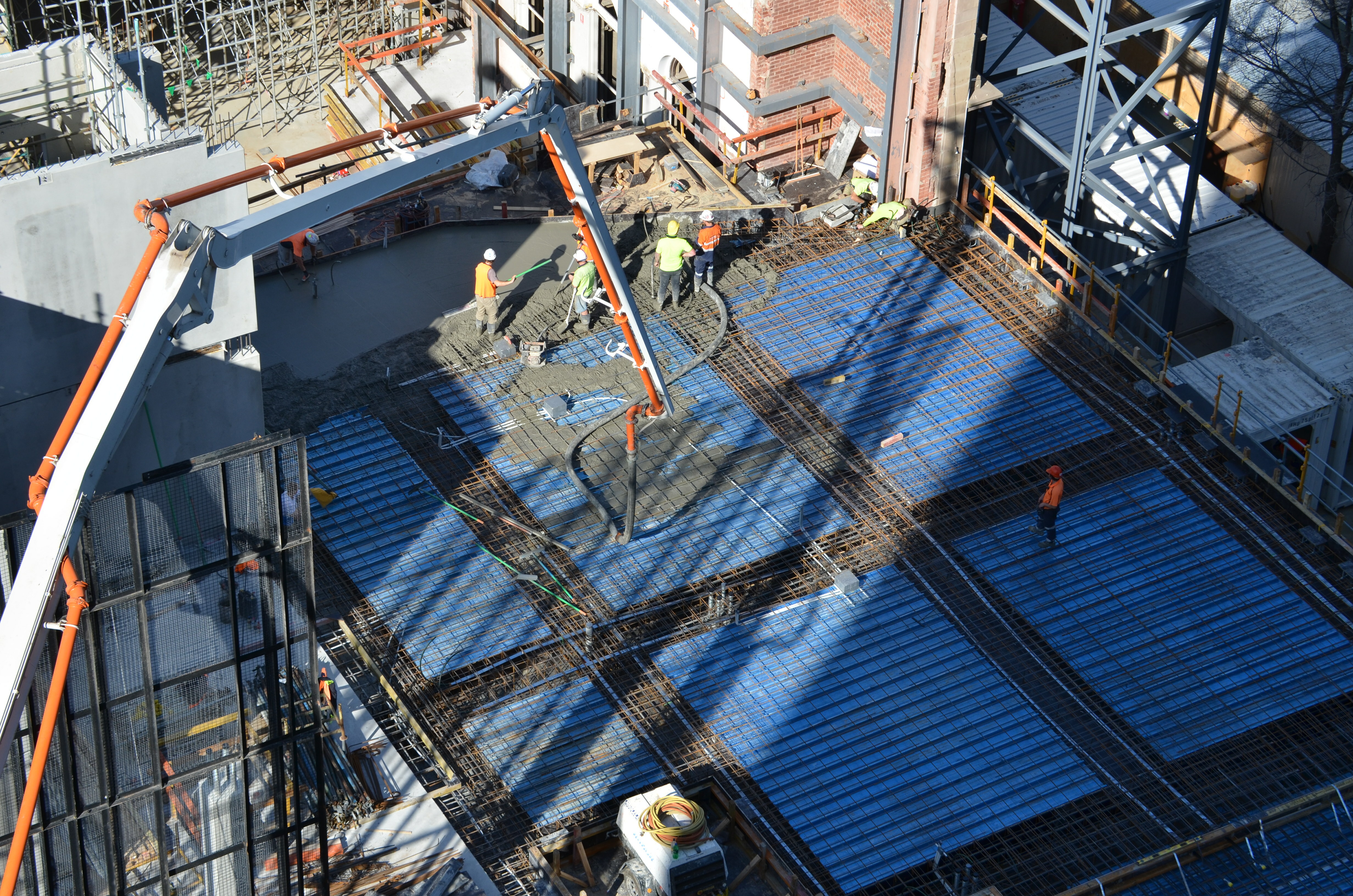 https://archive.abp.unimelb.edu.au/objects/images/Construction/Images/Concrete suspended slabs and beams/Levels 1-5 & formwork/DSC_2341.JPG