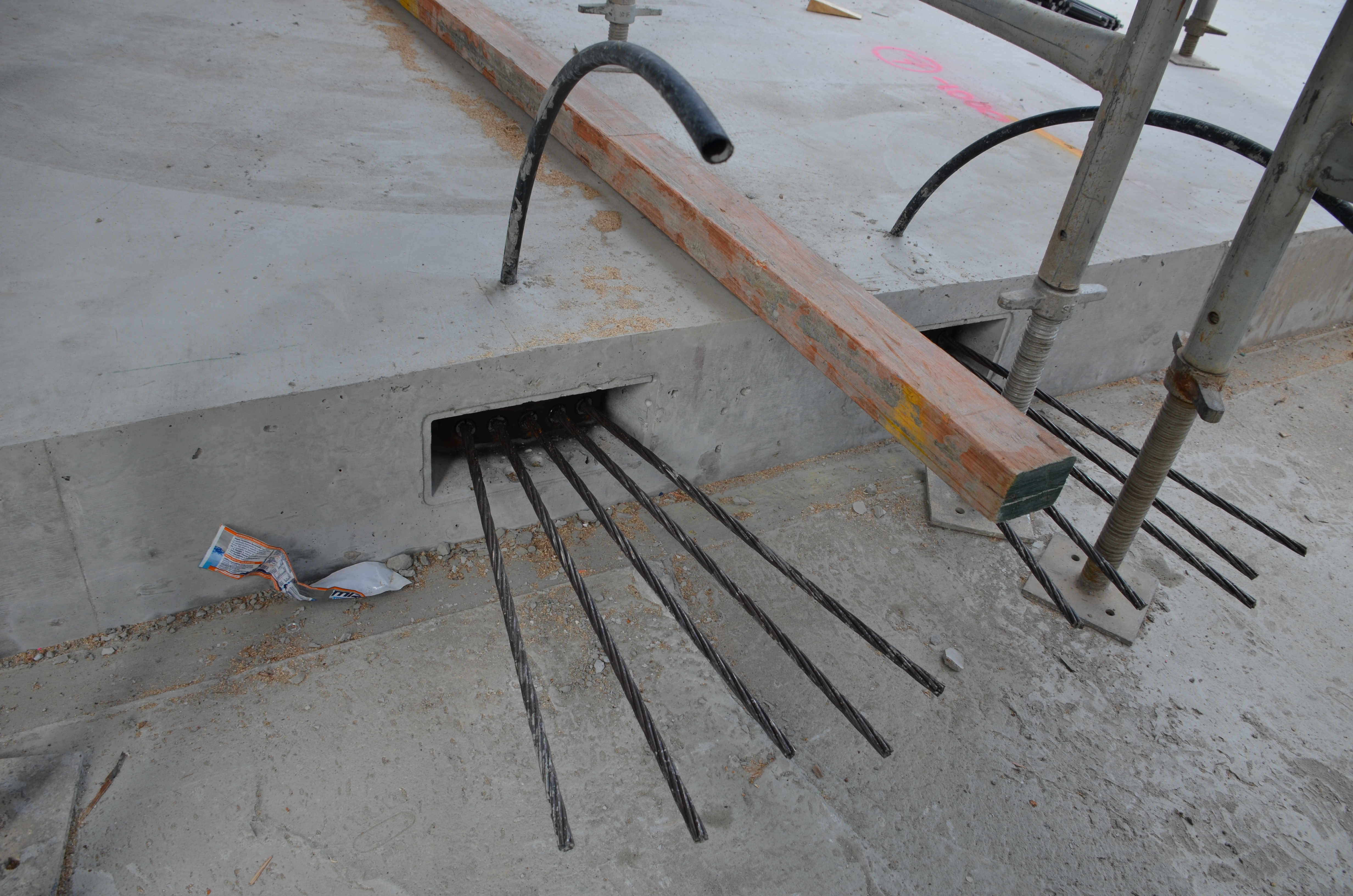 https://archive.abp.unimelb.edu.au/objects/images/Construction/Images/Concrete suspended slabs and beams/Post-tensioned beams & slabs/DSC_1464.JPG