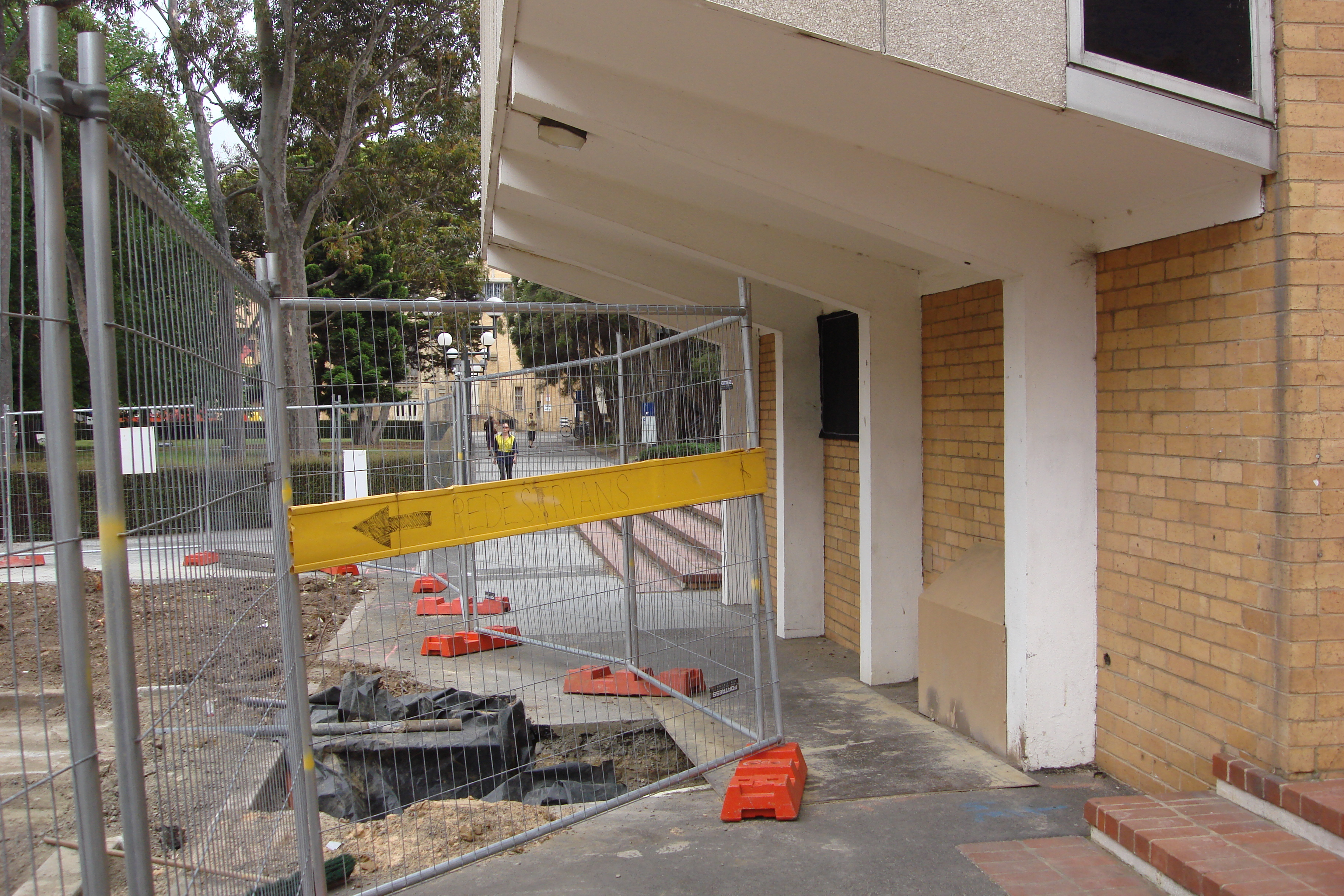 https://archive.abp.unimelb.edu.au/objects/images/Pre-construction/Hoardings and sheds/DSC07723.JPG https://archive.abp.unimelb.edu.au/objects/images/Pre-construction/Hoardings and sheds/DSC07723.JPG