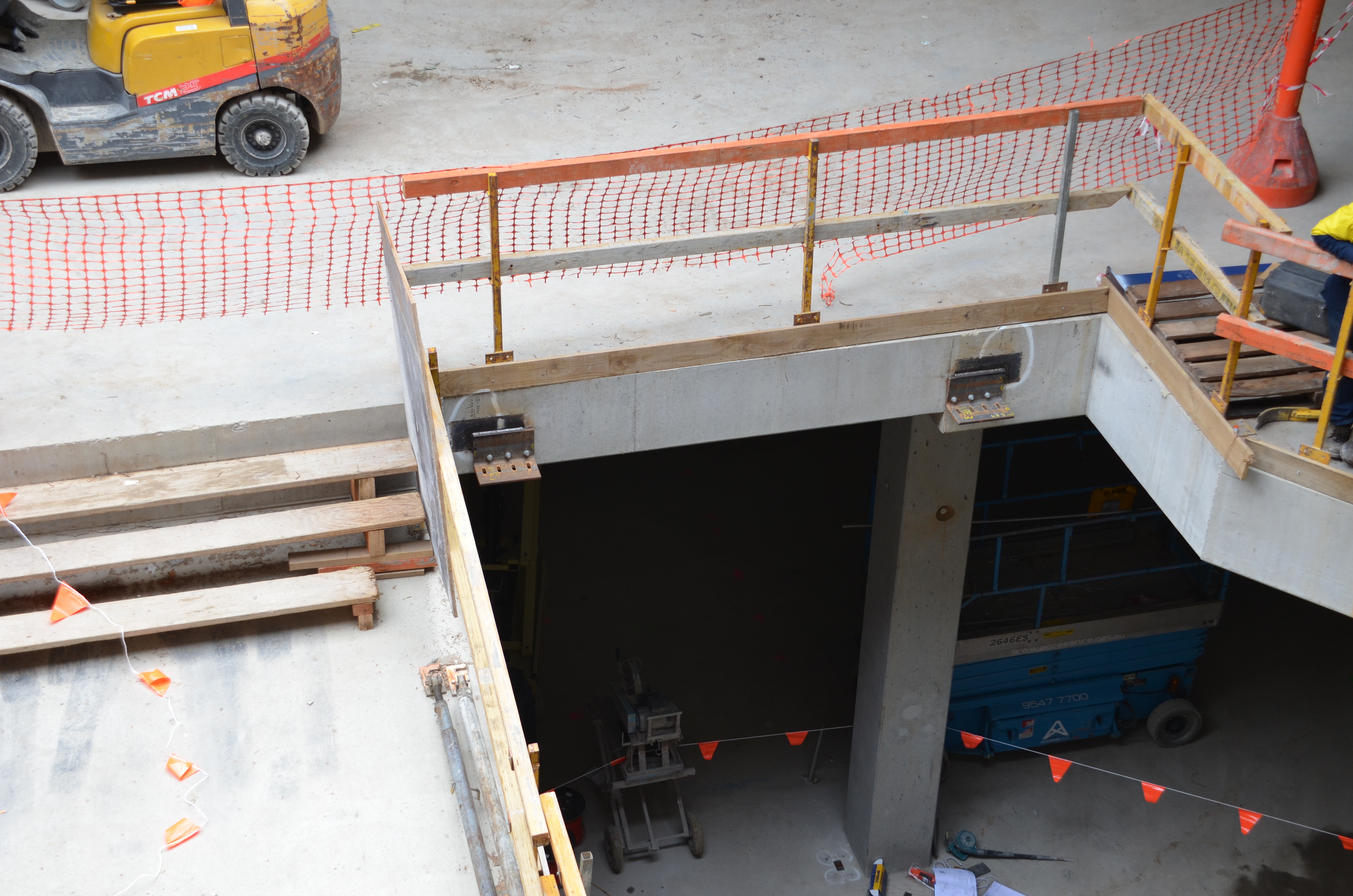 https://archive.abp.unimelb.edu.au/objects/images/Construction/Images/Stairs, walkways and balustrades/G & H structural steel stairs/DSC_3075.JPG