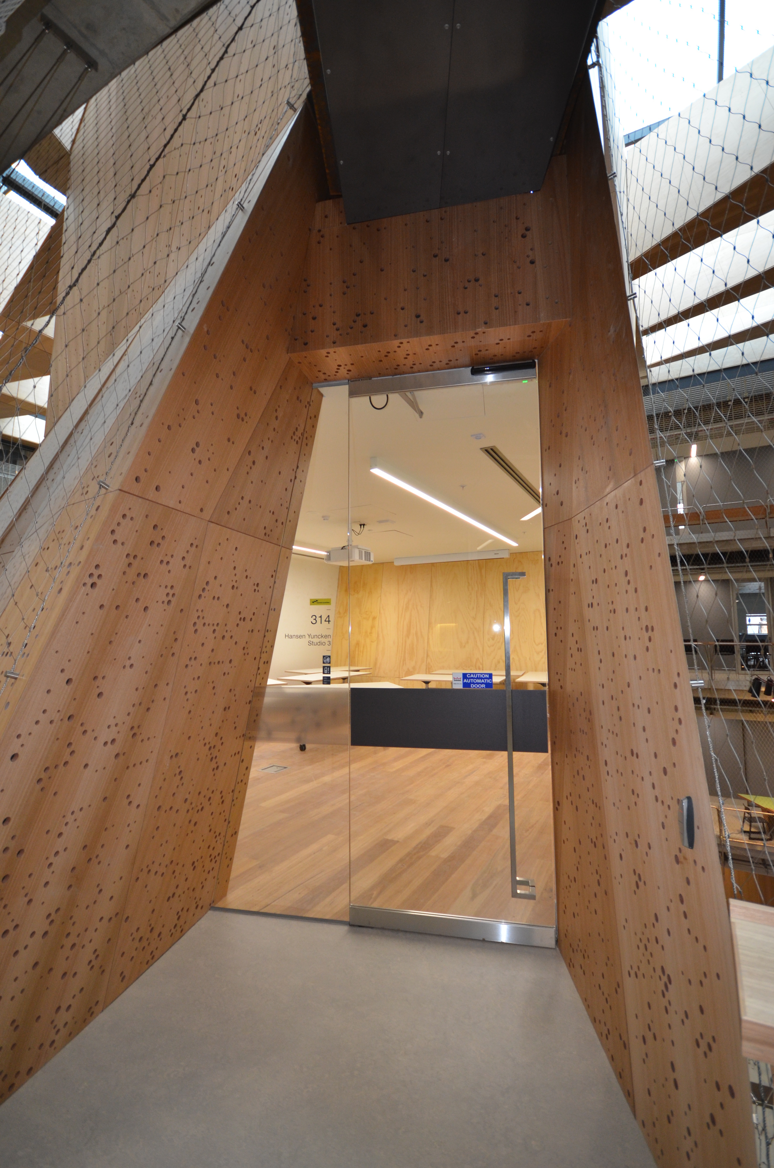 https://archive.abp.unimelb.edu.au/objects/images/Construction/Images/Hanging studio/Doors/DSD_0181.JPG