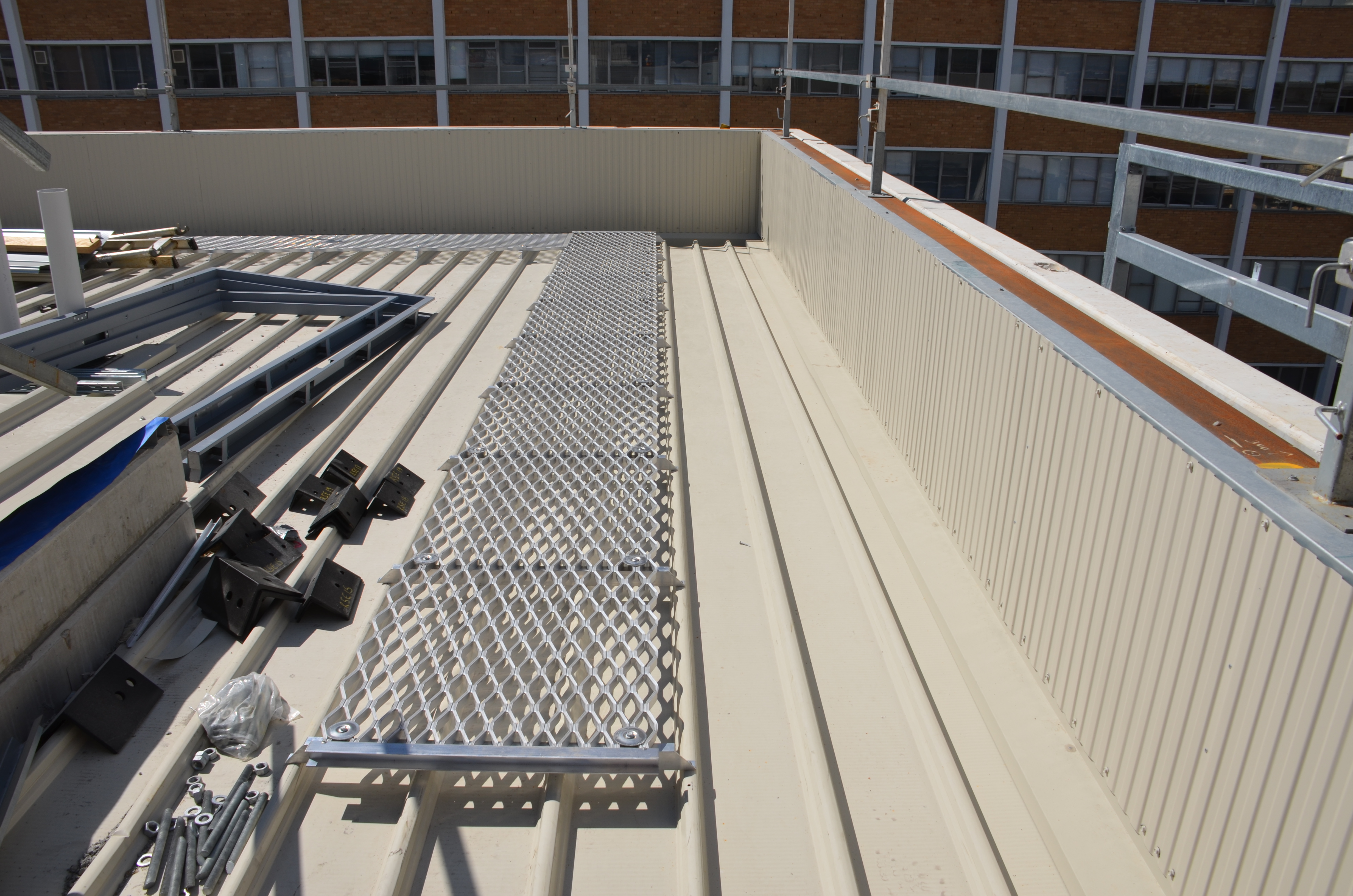 https://archive.abp.unimelb.edu.au/objects/images/Construction/Images/Roof/Roof Walkways/DSC_5975.JPG