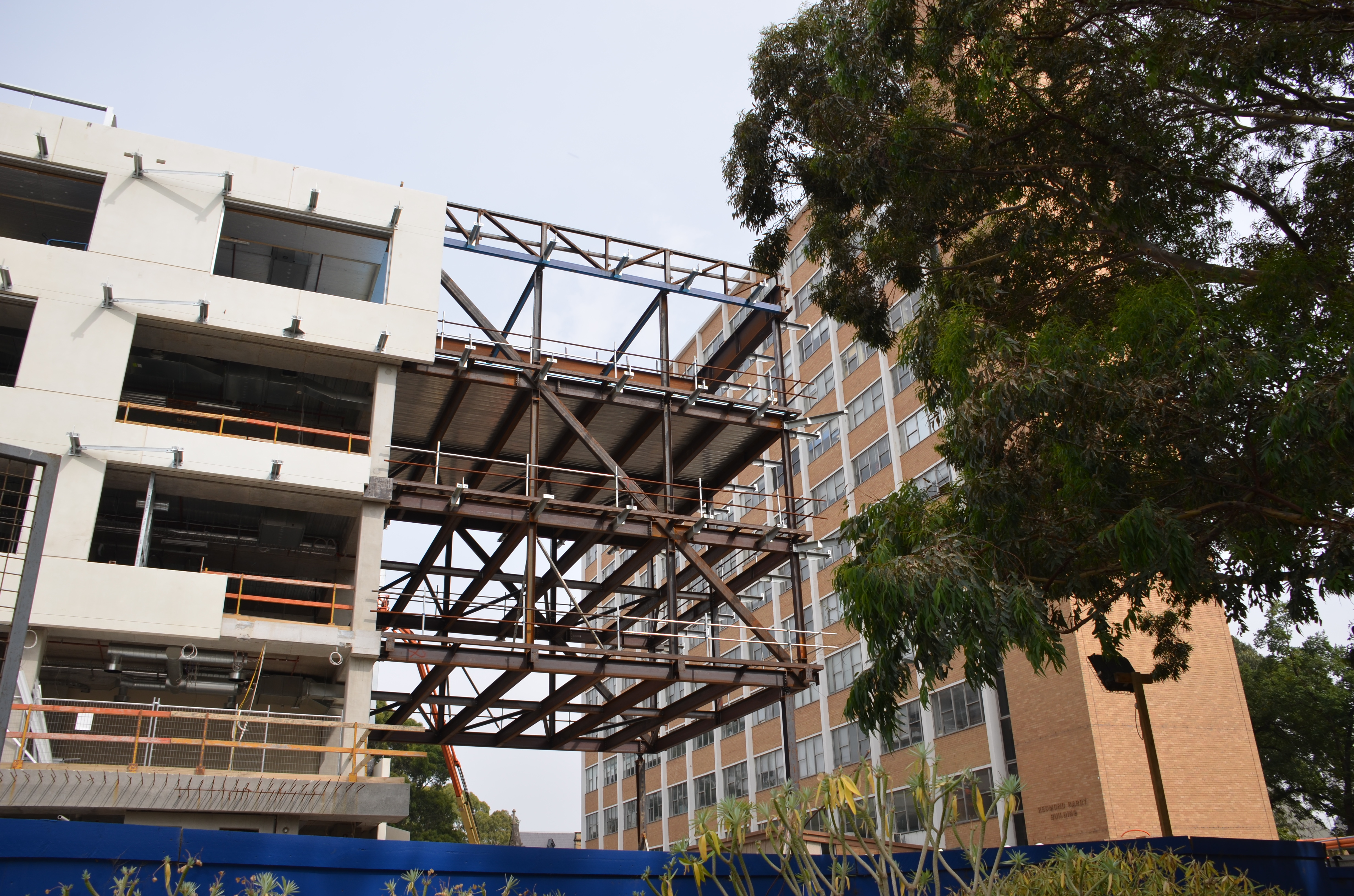 https://archive.abp.unimelb.edu.au/objects/images/Construction/Images/Structural steel/Cantilever/Erection/DSC_5190.JPG