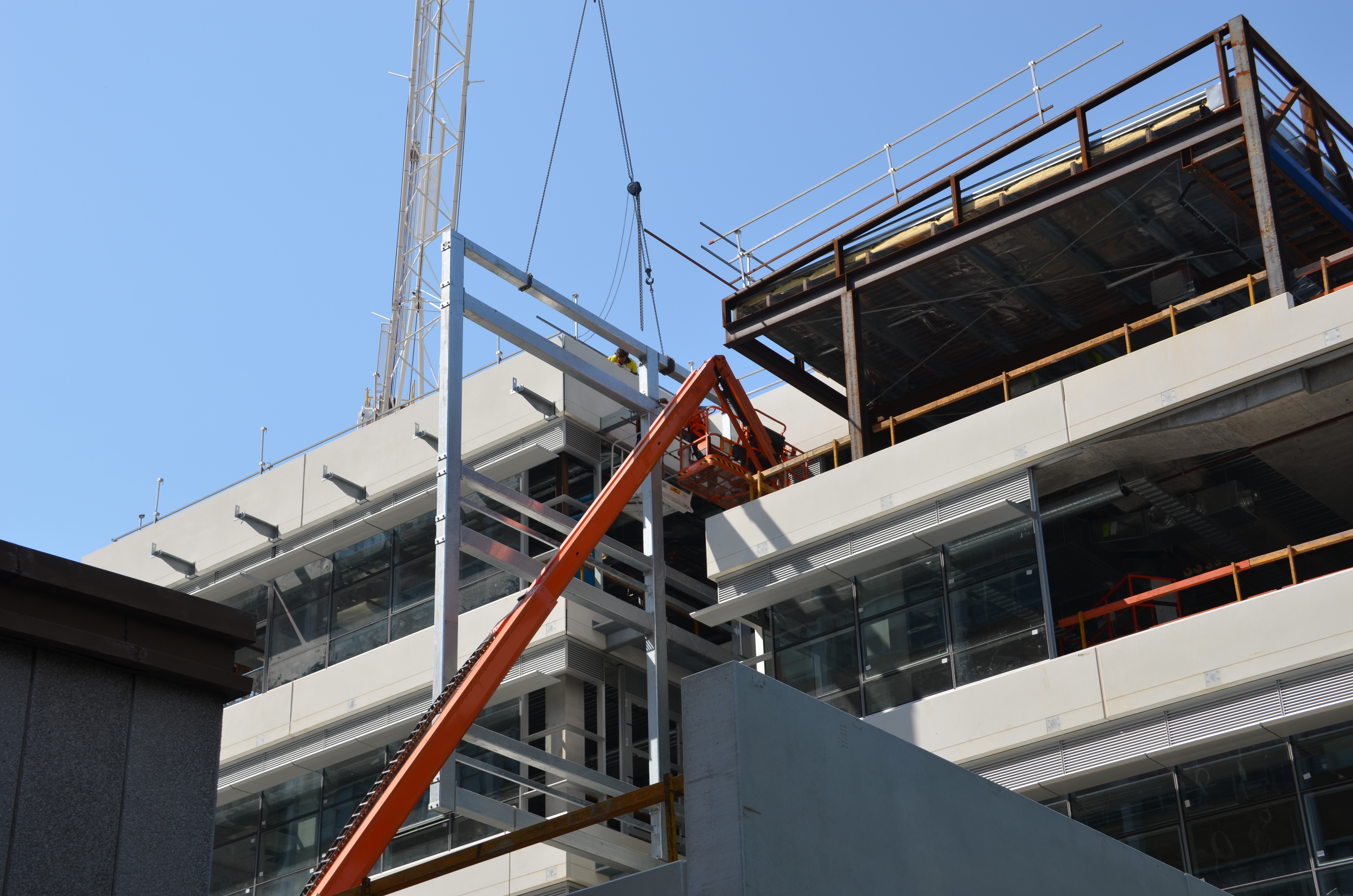 https://archive.abp.unimelb.edu.au/objects/images/Construction/Images/Facades/Zinc screens & access platforms/Support mechanisms/DSC_5156.JPG