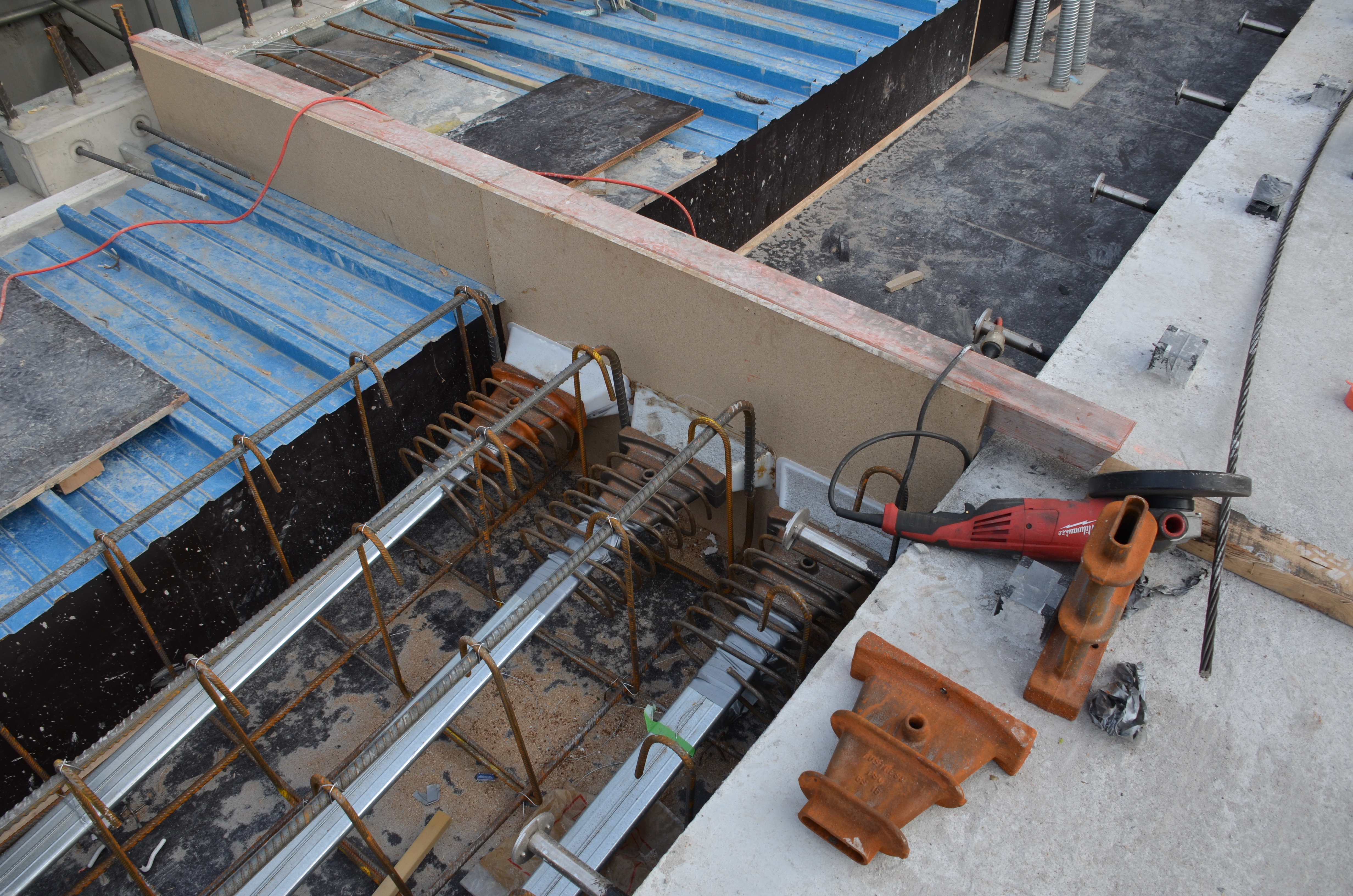 https://archive.abp.unimelb.edu.au/objects/images/Construction/Images/Concrete suspended slabs and beams/Post-tensioned beams & slabs/DSC_1952.JPG