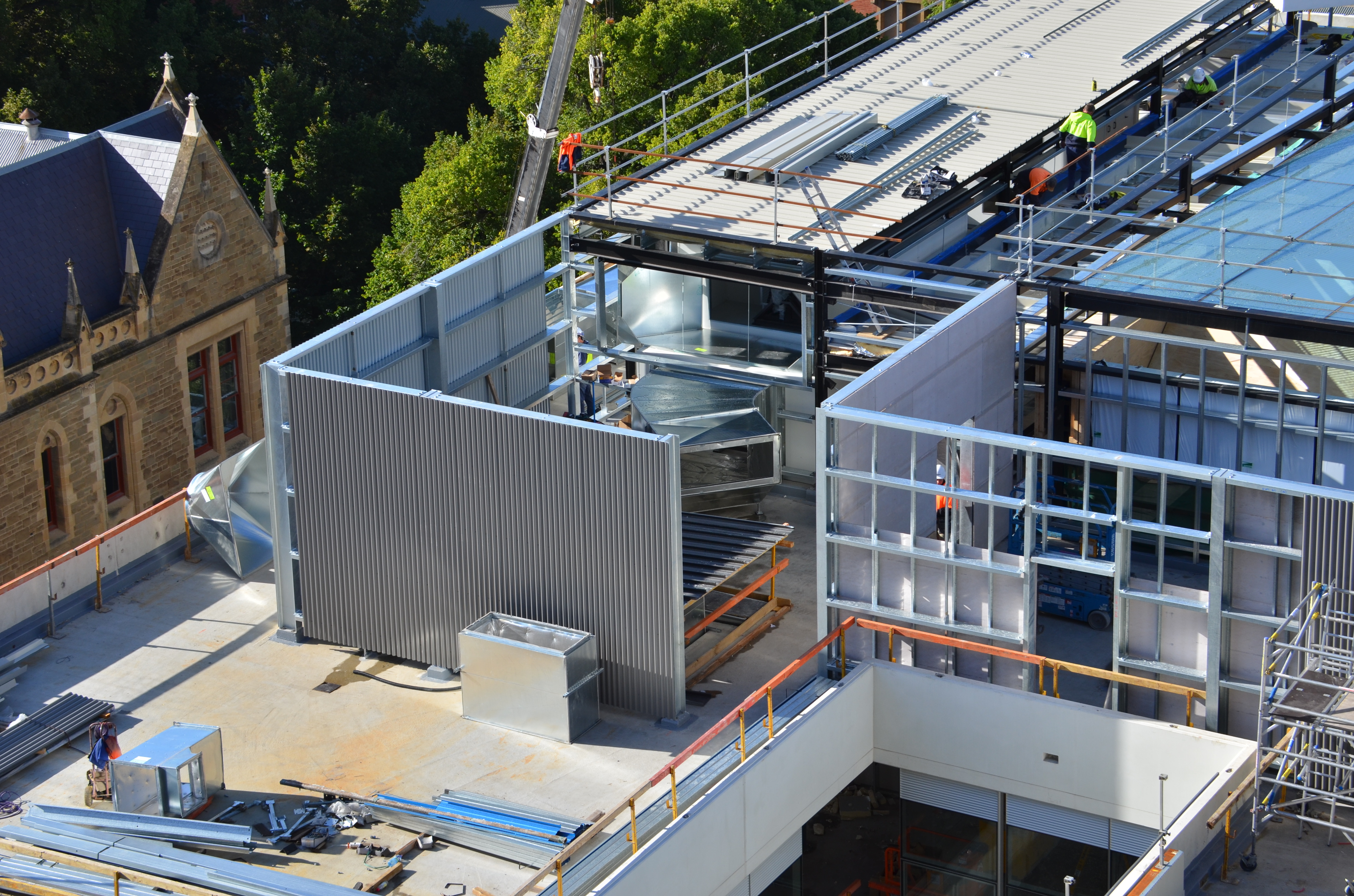 https://archive.abp.unimelb.edu.au/objects/images/Construction/Images/Structural steel/Plantroom roof & claddings/DSC_5396.JPG