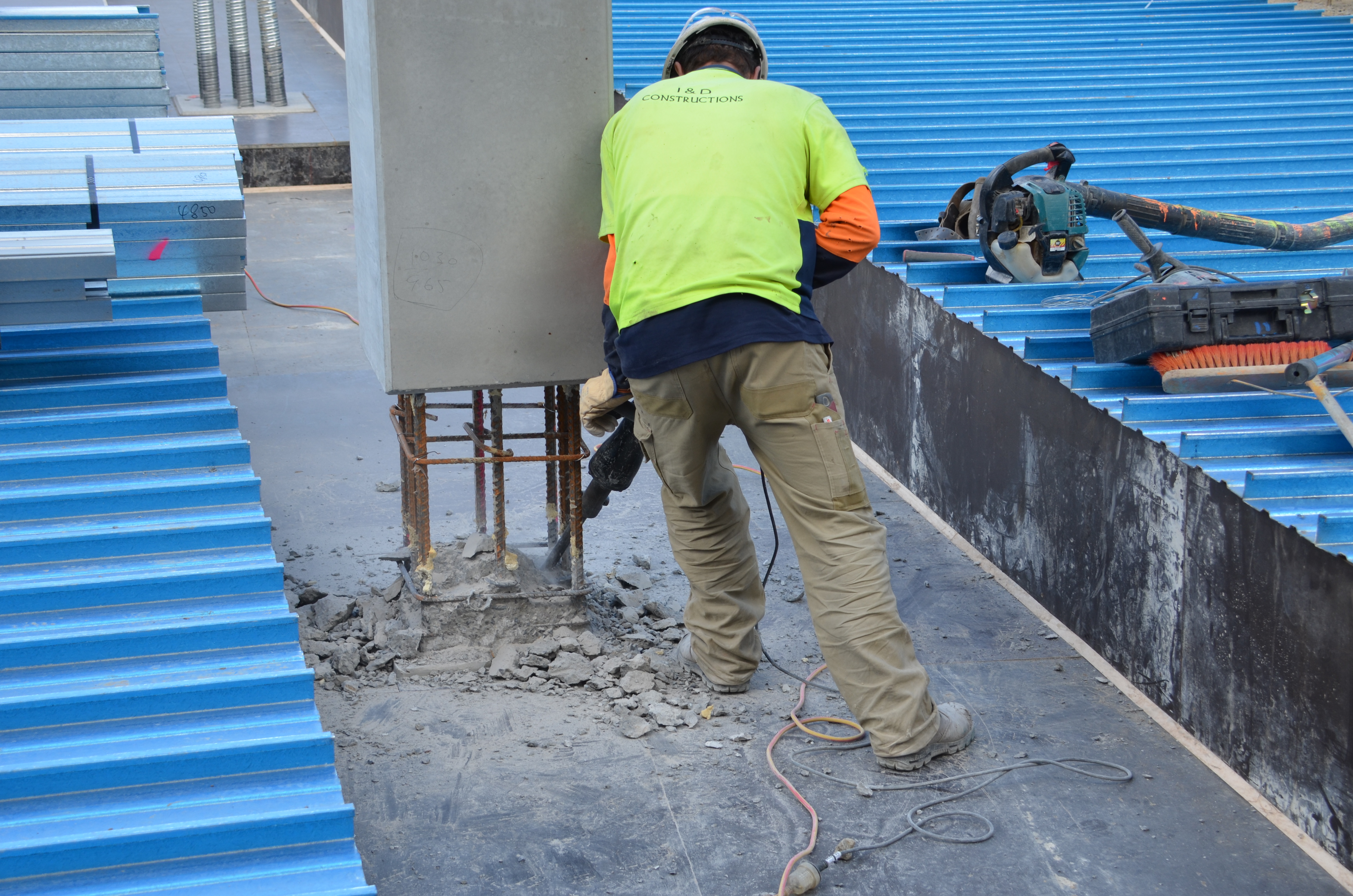 https://archive.abp.unimelb.edu.au/objects/images/Construction/Images/Concrete suspended slabs and beams/Ground level & formwork/DSC_1393.JPG