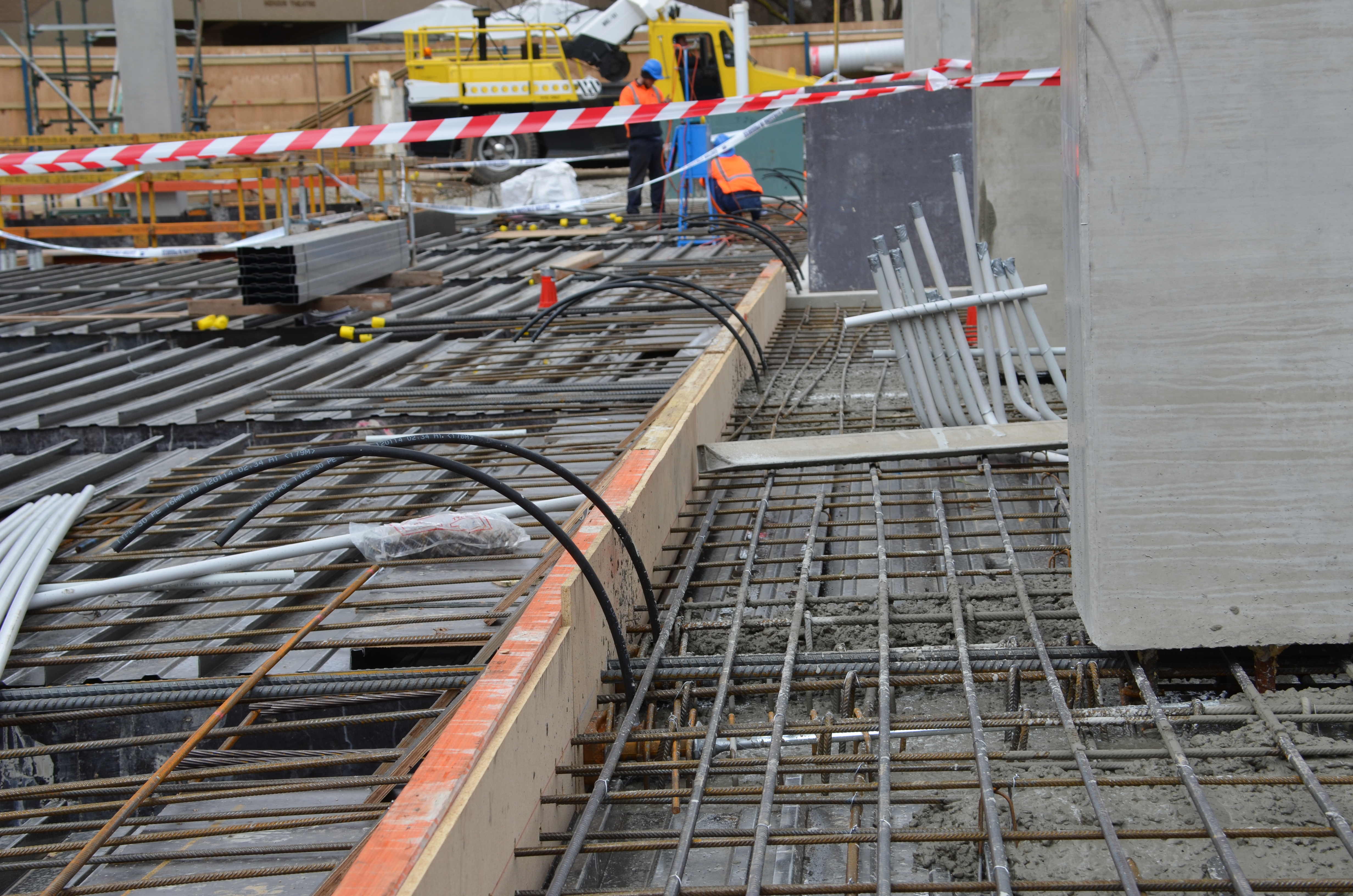 https://archive.abp.unimelb.edu.au/objects/images/Construction/Images/Concrete suspended slabs and beams/Ground level & formwork/DSC_1378.JPG