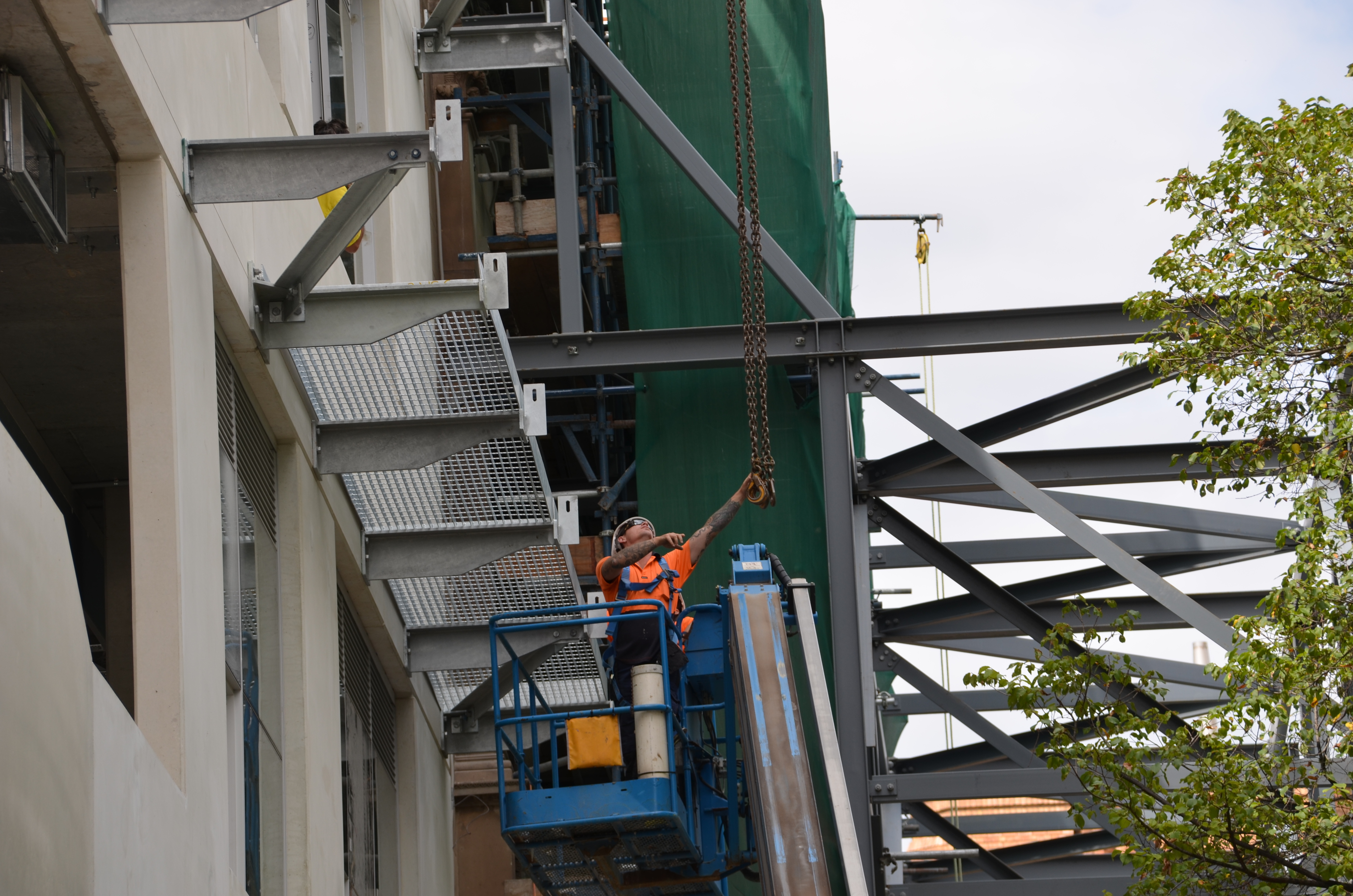 https://archive.abp.unimelb.edu.au/objects/images/Construction/Images/Facades/Zinc screens & access platforms/Access platforms/DSC_5382.JPG