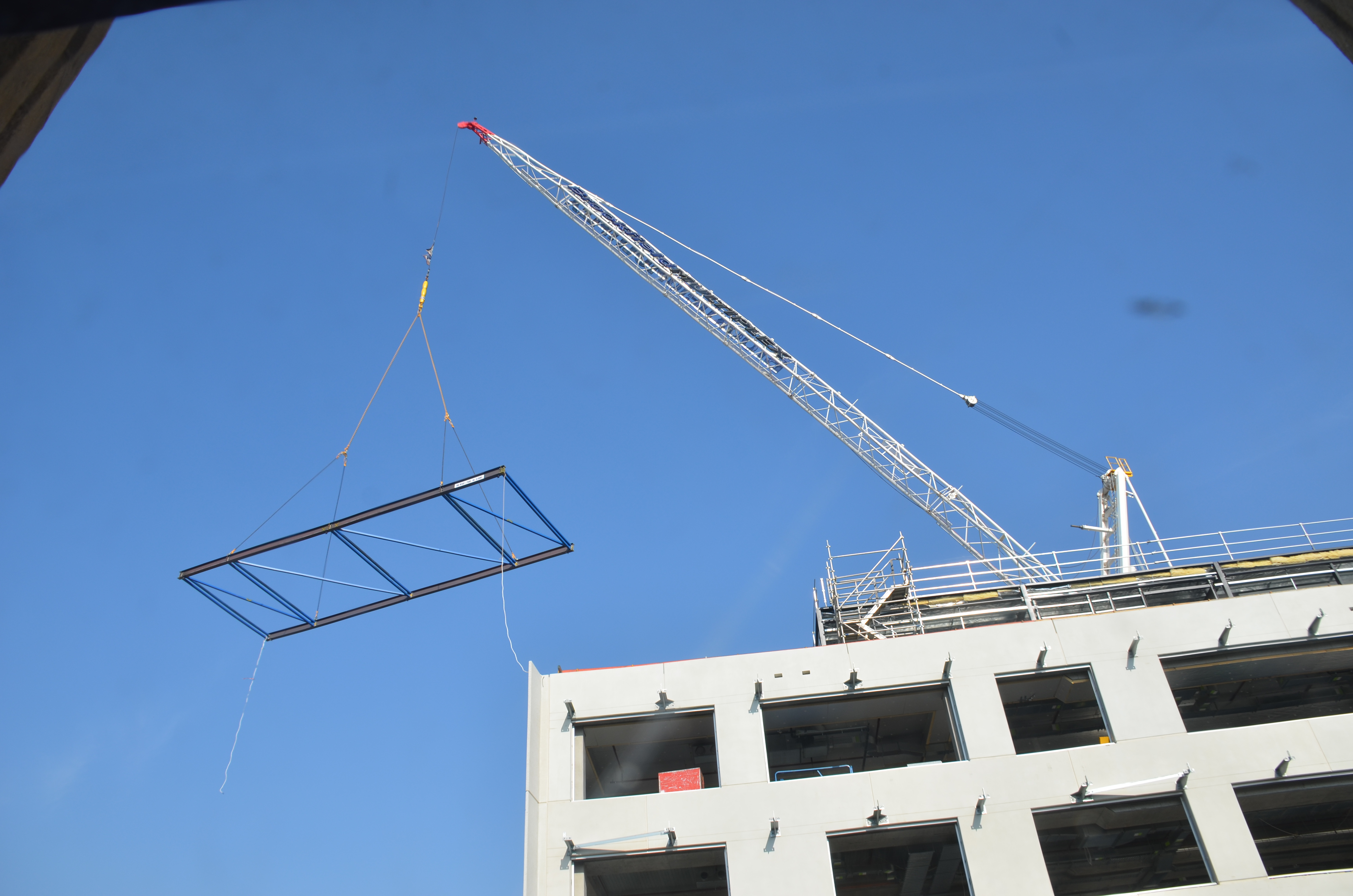 https://archive.abp.unimelb.edu.au/objects/images/Construction/Images/Roof/Glazed atrium roof/Delivery & Installation/DSC_5133.JPG