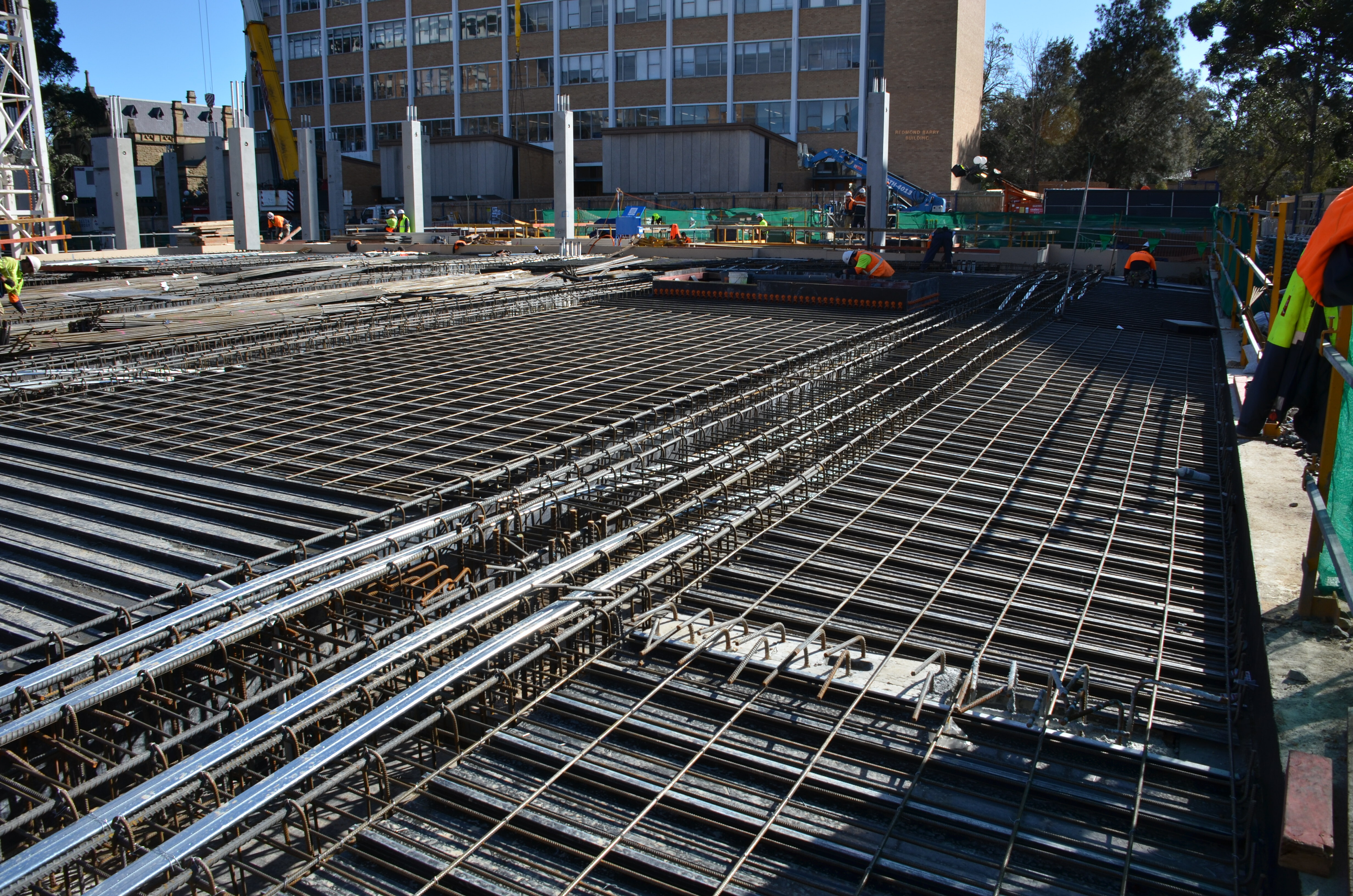 https://archive.abp.unimelb.edu.au/objects/images/Construction/Images/Concrete suspended slabs and beams/Ground level & formwork/DSC_1168.JPG
