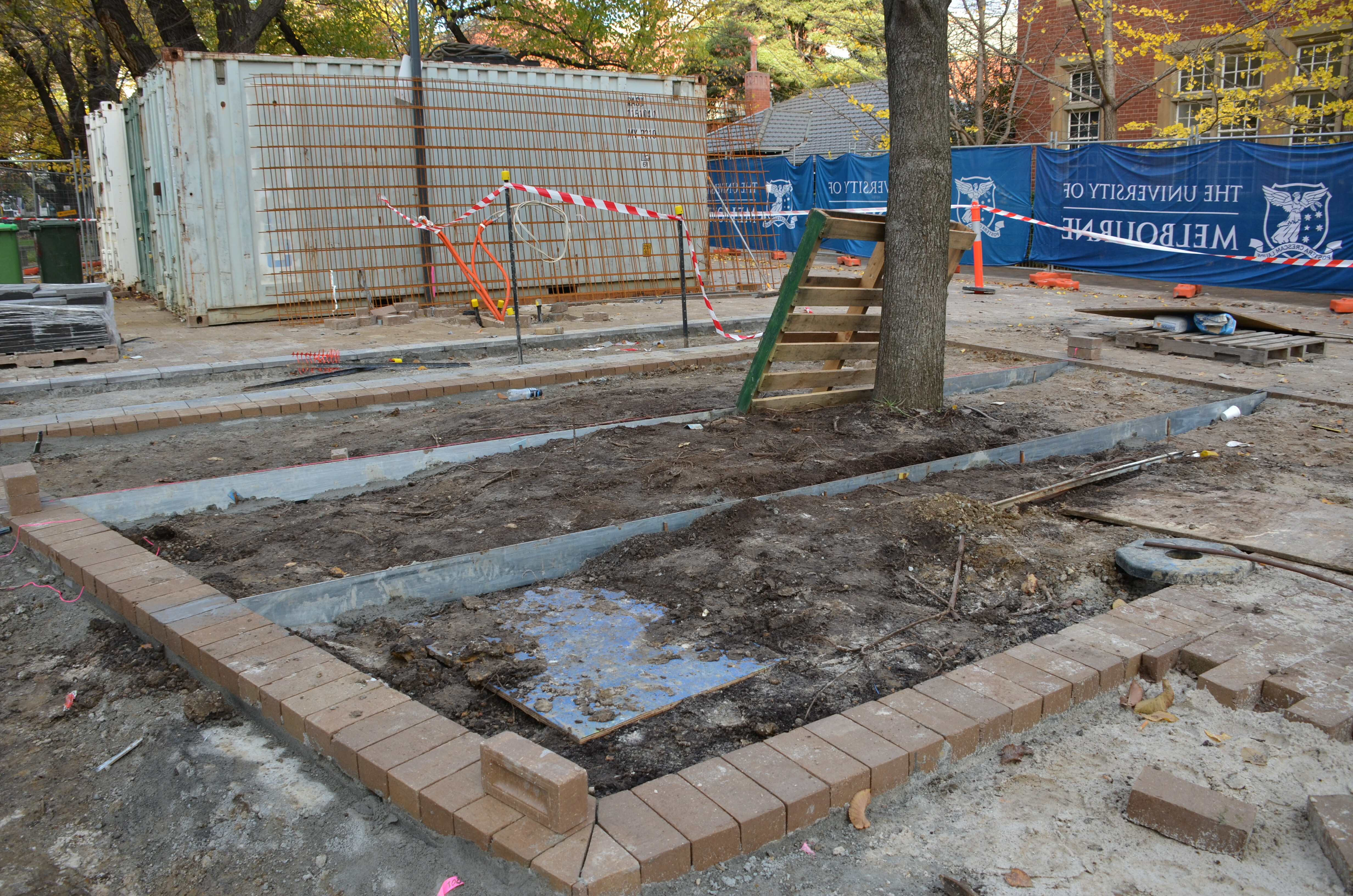 https://archive.abp.unimelb.edu.au/objects/images/Construction/Images/External Works/Brick paving & brick walls/DSC_8631.JPG