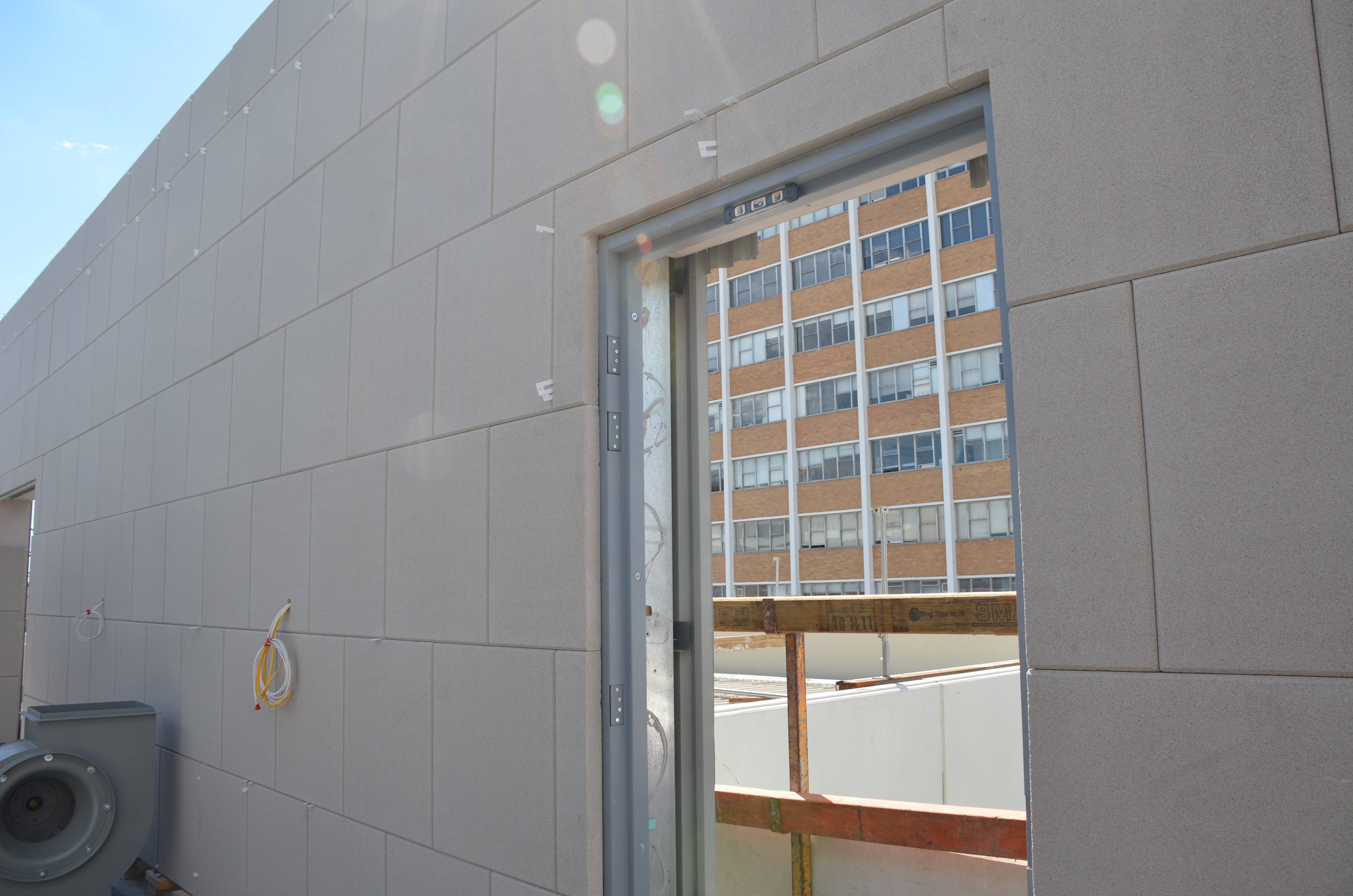 https://archive.abp.unimelb.edu.au/objects/images/Construction/Images/Structural steel/Plantroom roof & claddings/DSC_5971.JPG