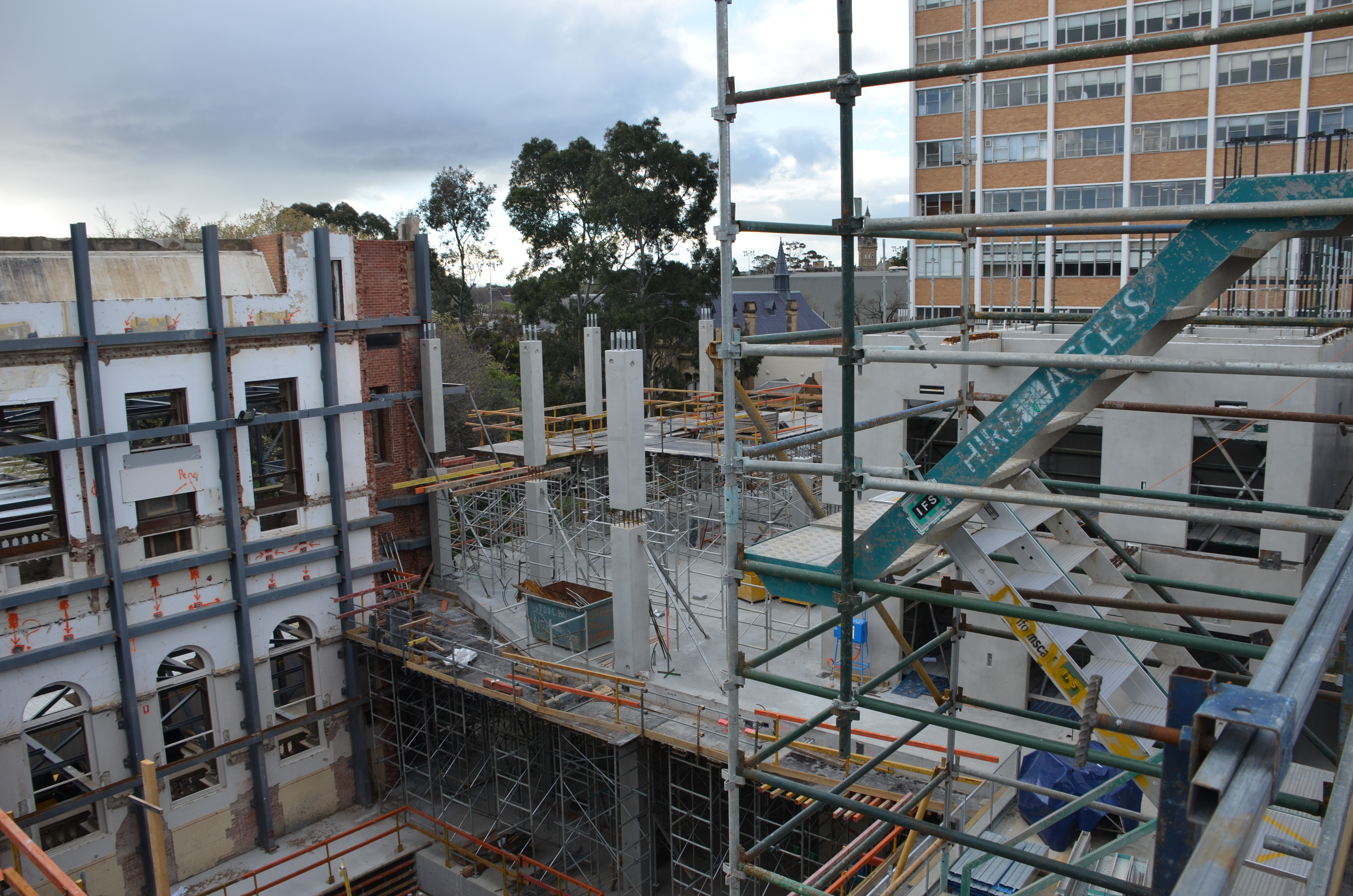 https://archive.abp.unimelb.edu.au/objects/images/Construction/Images/Concrete suspended slabs and beams/Levels 1-5 & formwork/DSC_2423.JPG