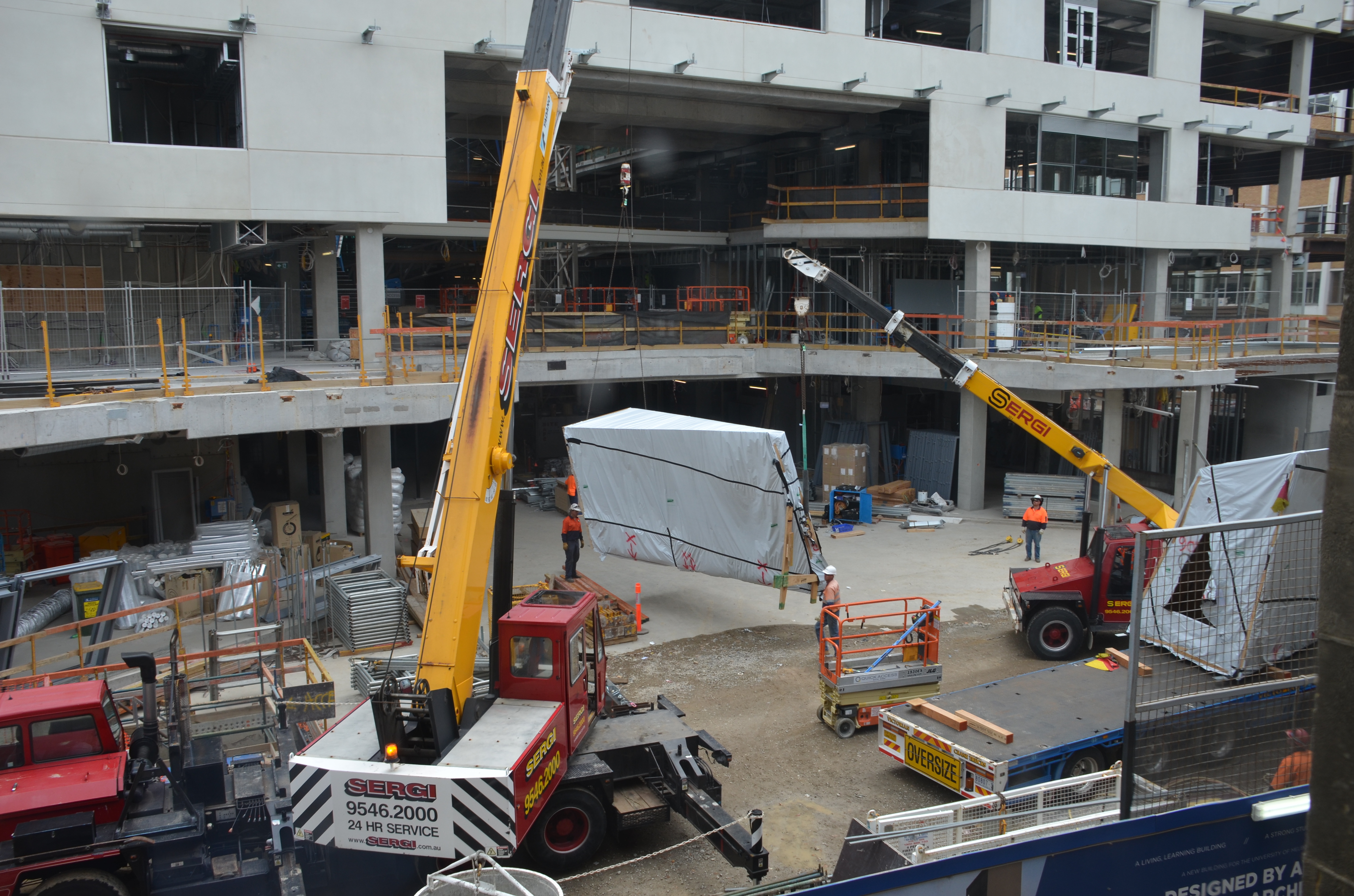 https://archive.abp.unimelb.edu.au/objects/images/Construction/Images/LVL roof beams & coffers/Installation/DSC_5534.JPG