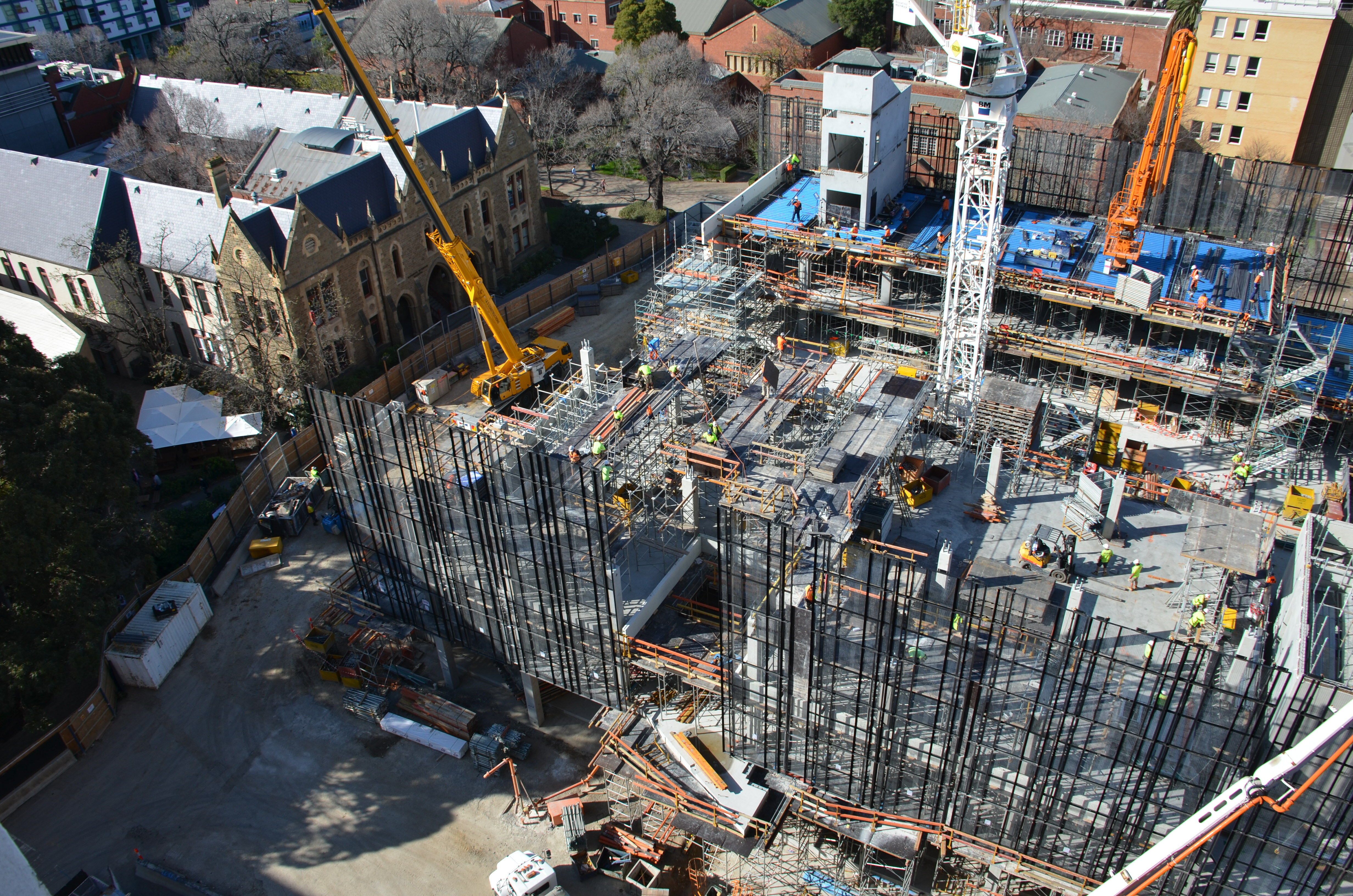 https://archive.abp.unimelb.edu.au/objects/images/Construction/Images/Concrete suspended slabs and beams/Levels 1-5 & formwork/DSC_2333.JPG