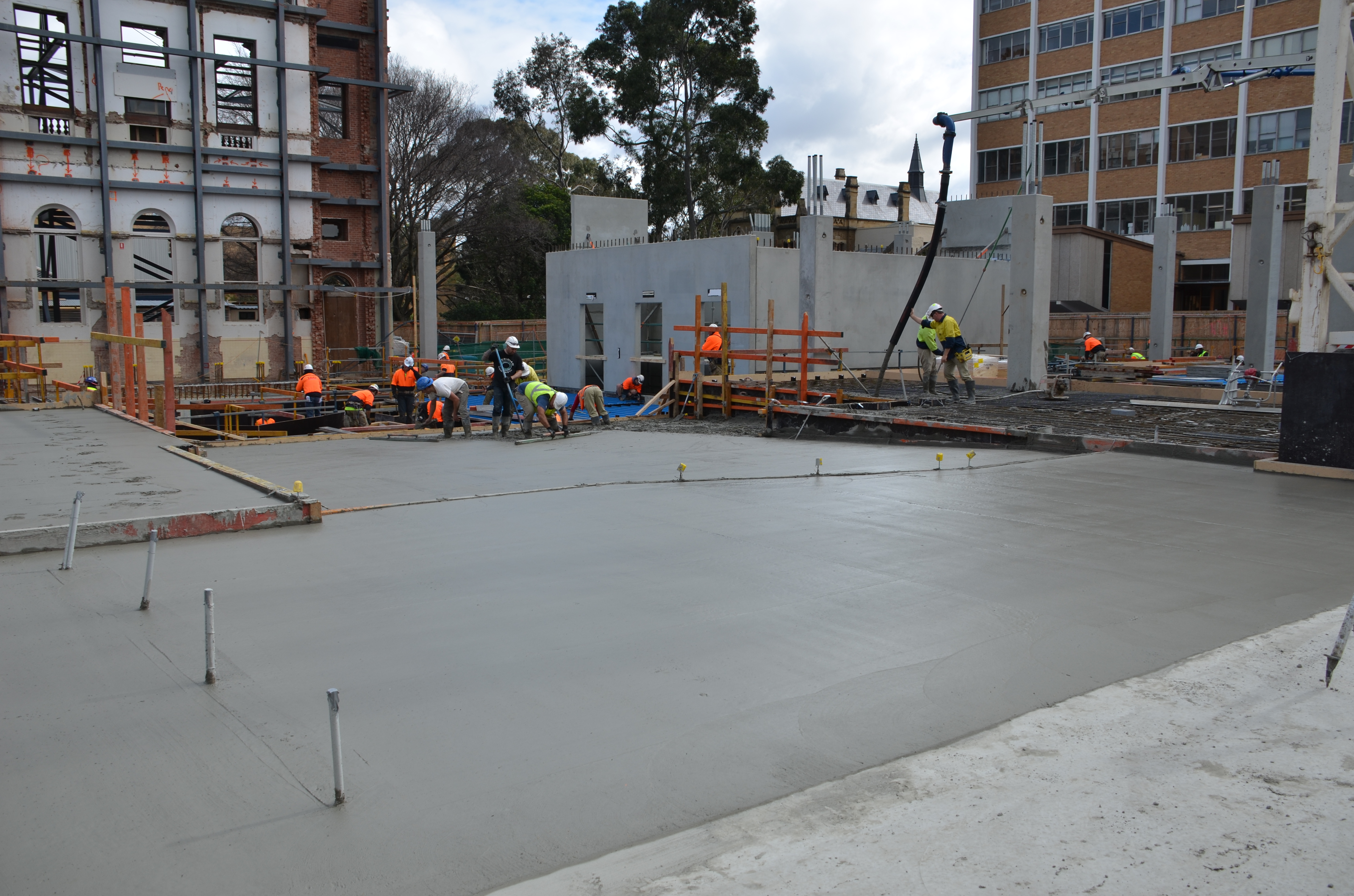 https://archive.abp.unimelb.edu.au/objects/images/Construction/Images/Concrete suspended slabs and beams/Ground level & formwork/DSC_1349.JPG